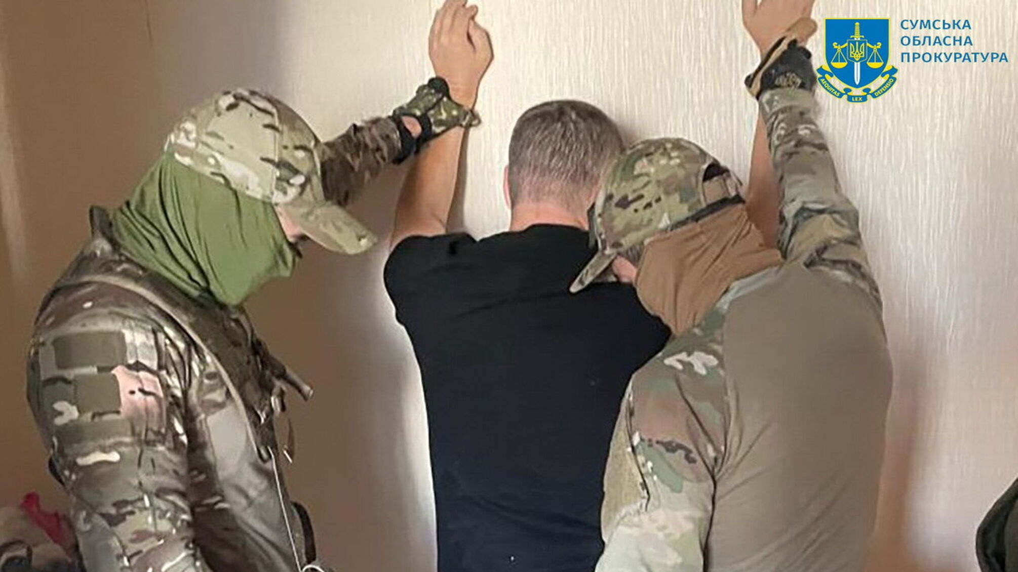 В Сумах директор благотворительного фонда продавал уклонистам поддельные удостоверения волонтеров для выезда за границу