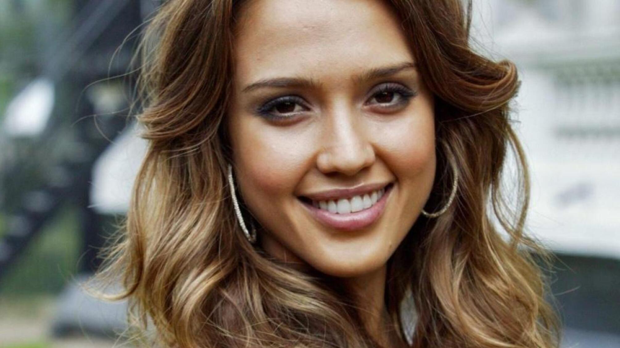 С детства к успеху: Джессика Альба поздравила маму, которая всегда была рядом