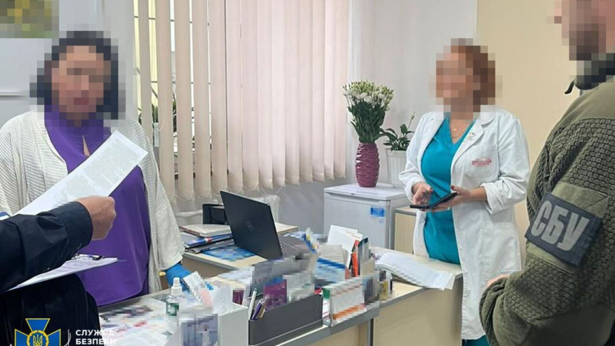 Организаторы коррупционной схемы в Ровно: задержаны трое медиков и агент недвижимости за «услуги» уклончанам