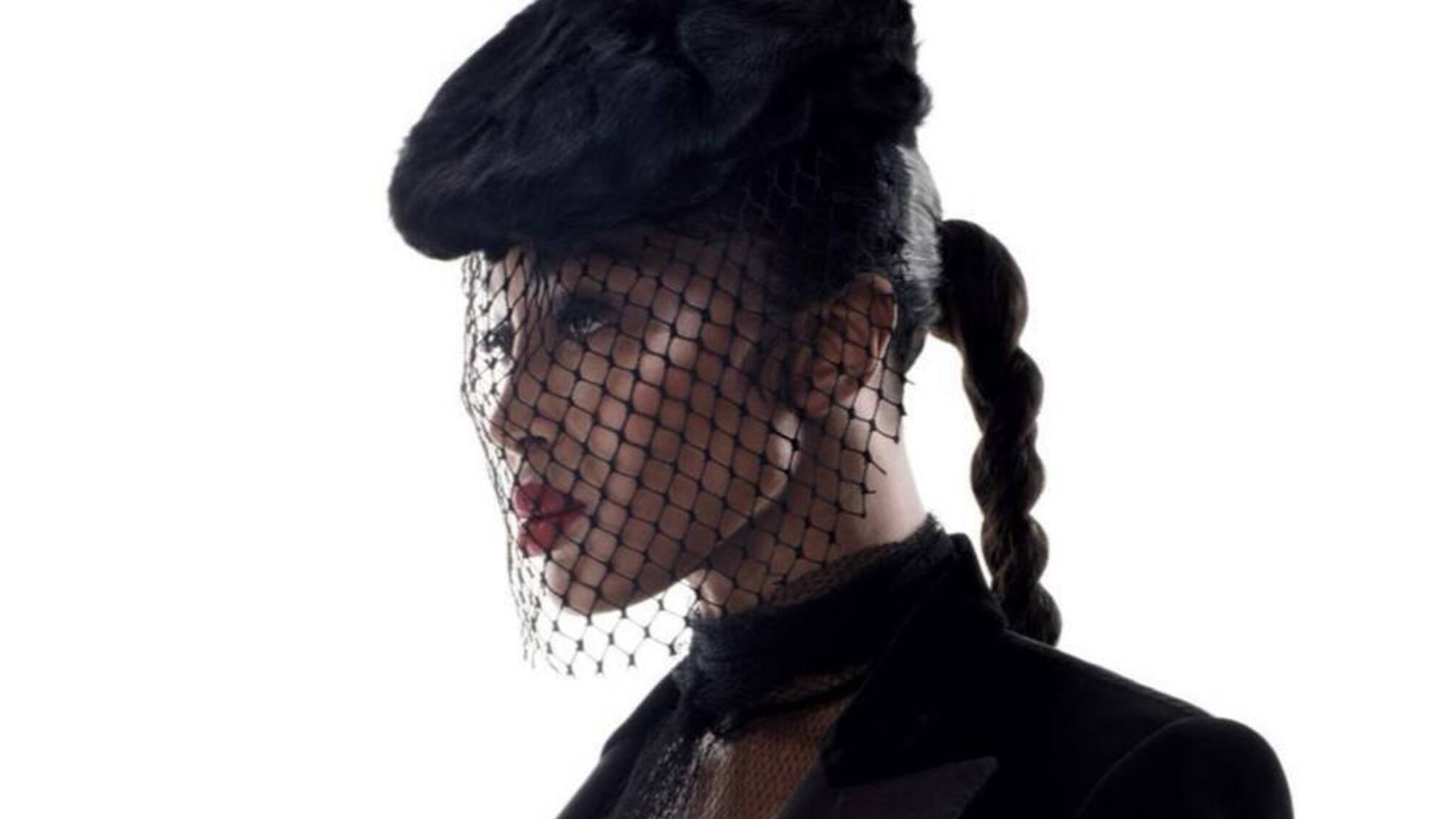 Наомі Кемпбелл підкорює обкладинку V Magazine у вінтажних образах від Dolce & Gabbana