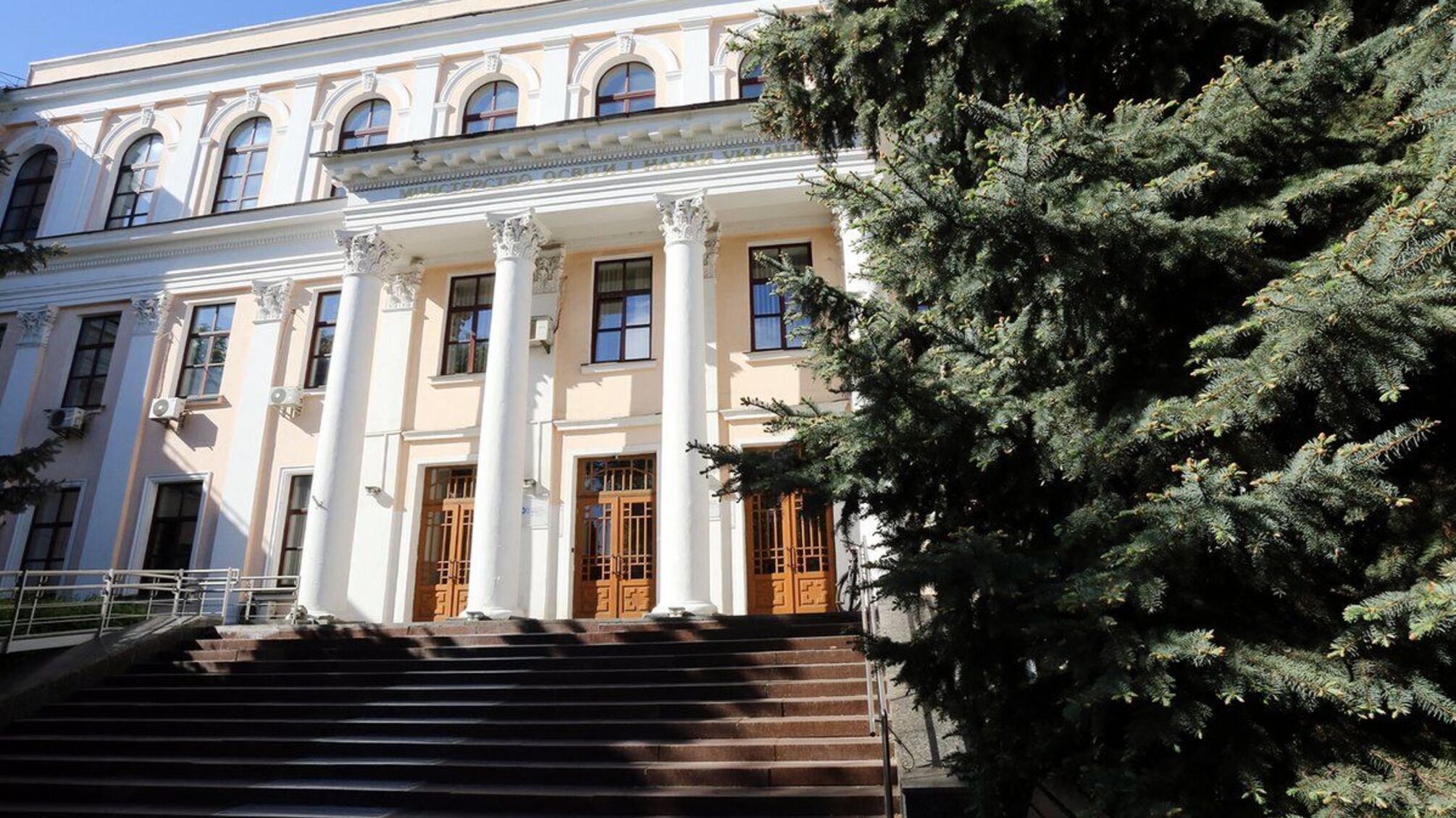 В Україні можуть подорожчати контракти в університетах