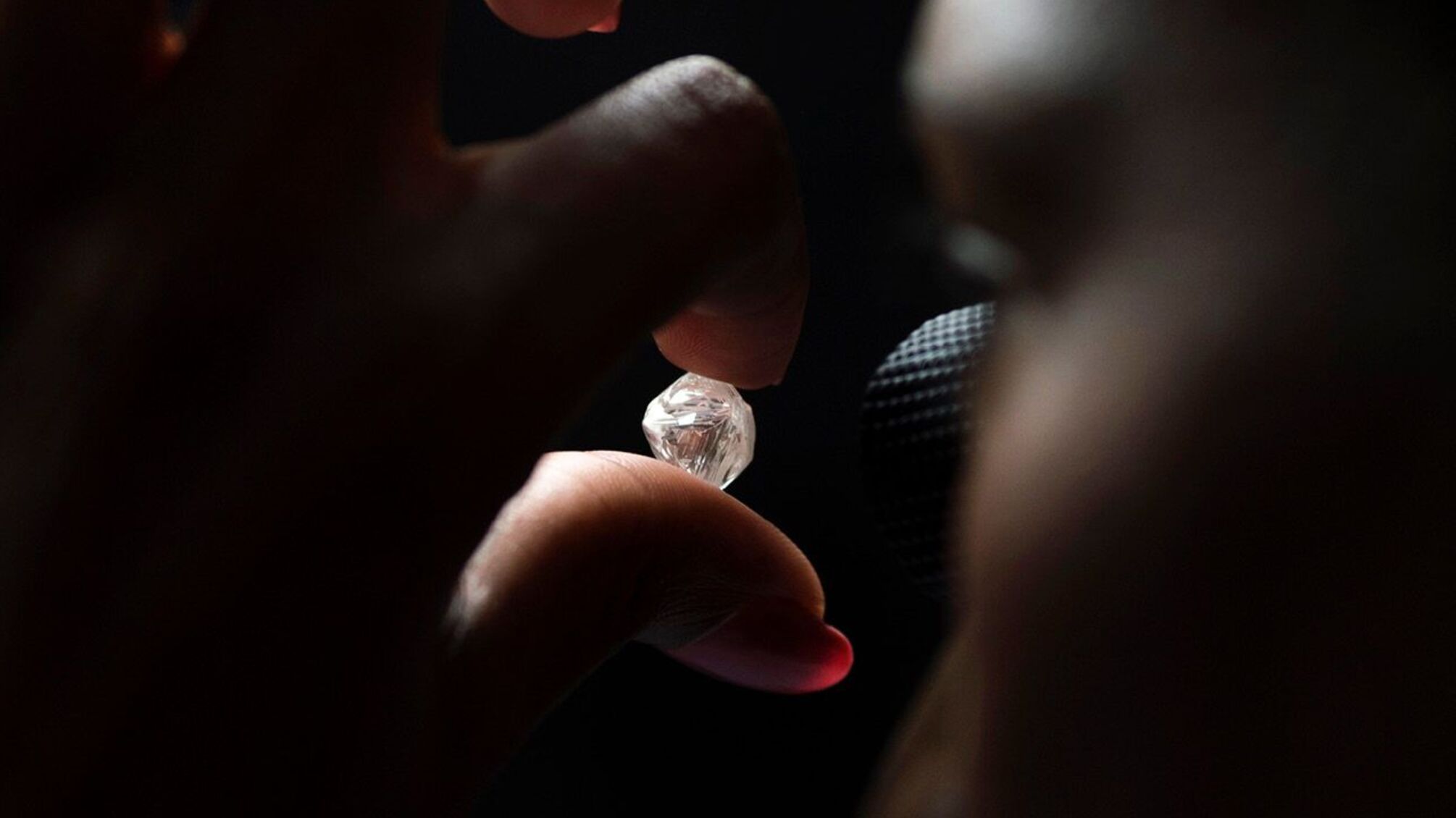 Цены на бриллианты обвалились на 22% и достигли многолетнего минимума