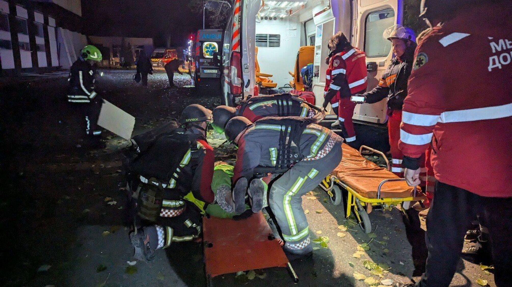 Враг обстрелял Запорожье: разрушены здания, есть погибший и раненые