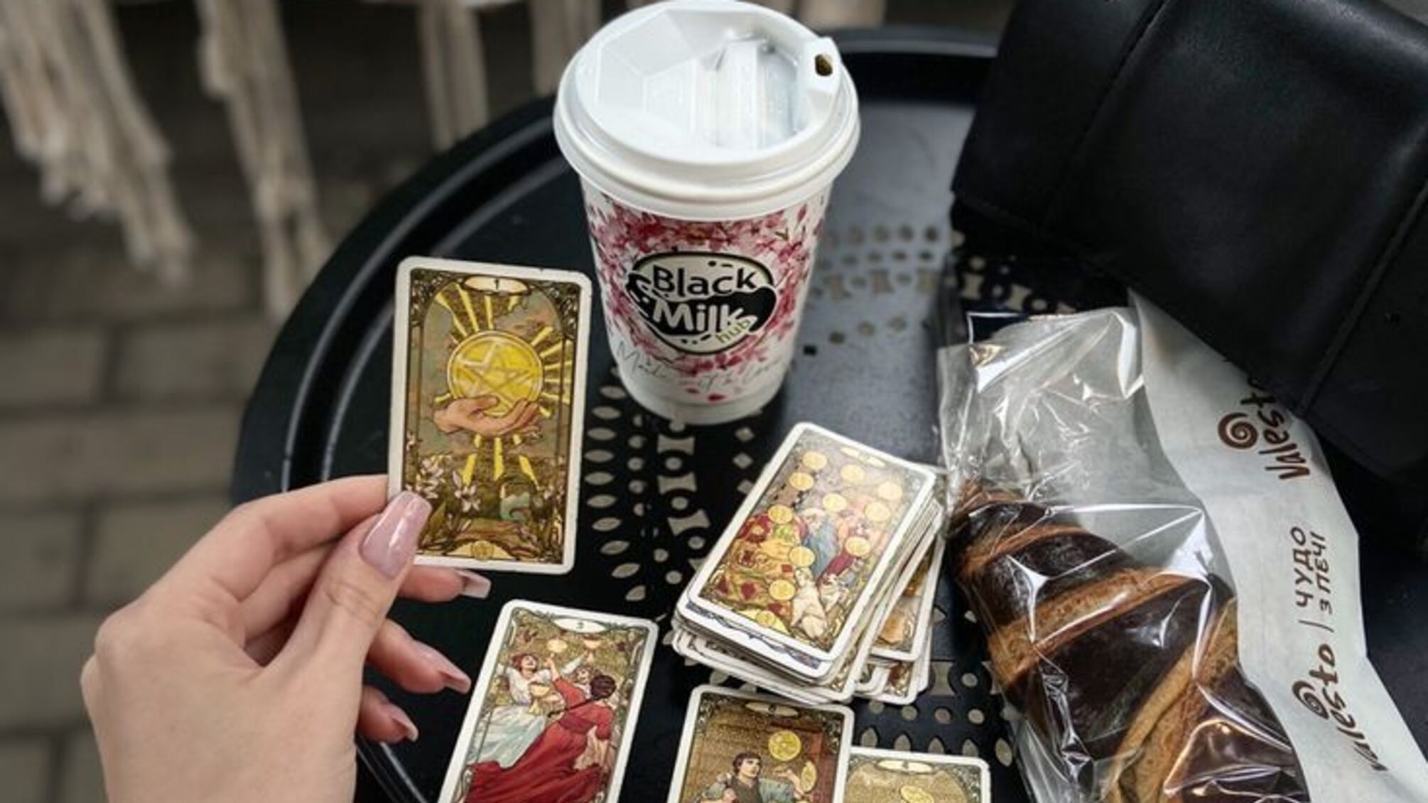 Поради карт Таро на 12 листопада для всіх знаків зодіаку