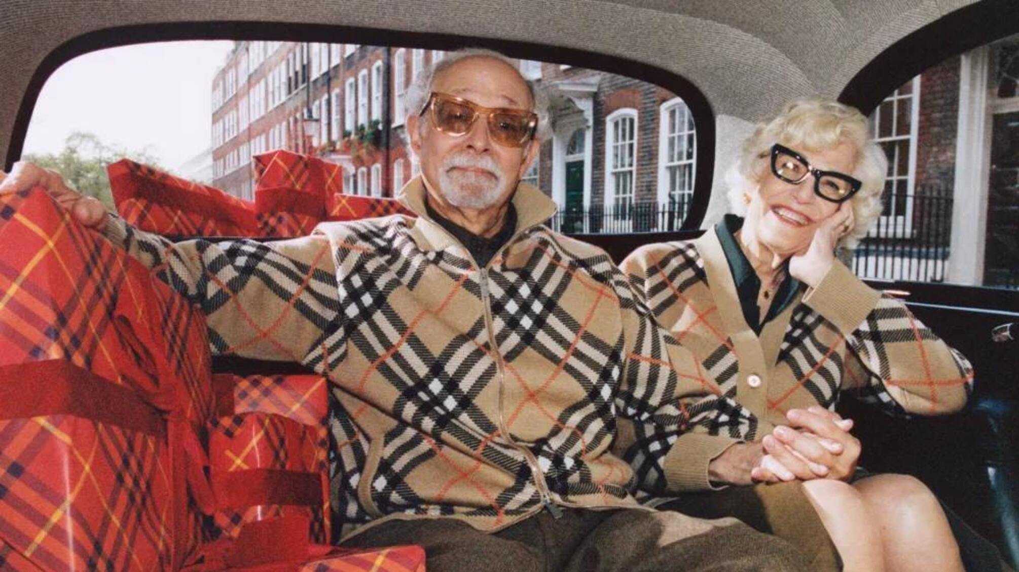 Burberry презентує святкову кампанію та віртуальну примірку фірмових шарфів