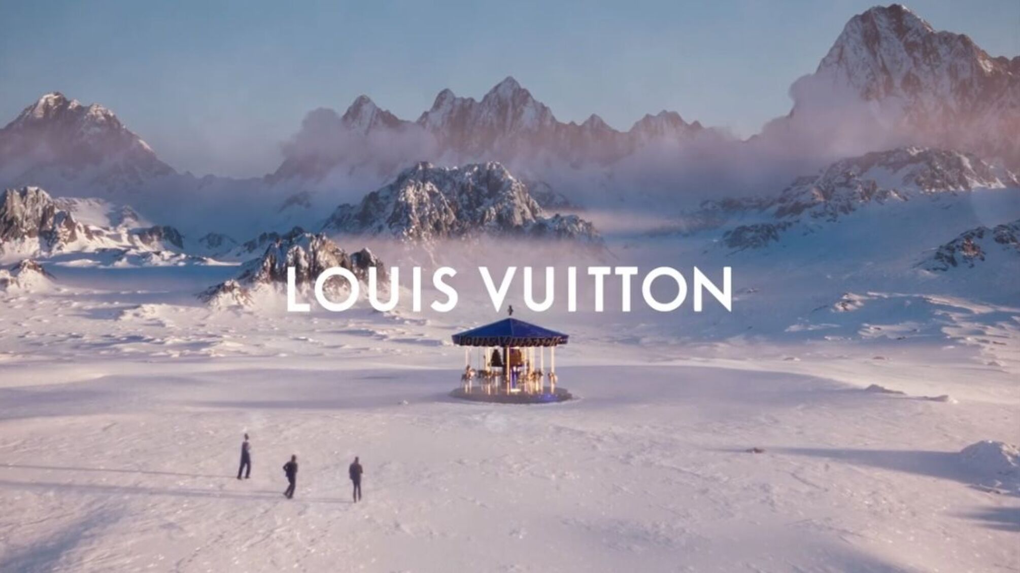 Новорічна кампанія Louis Vuitton: захоплива подорож каруселлю крізь світ моди та фантазій