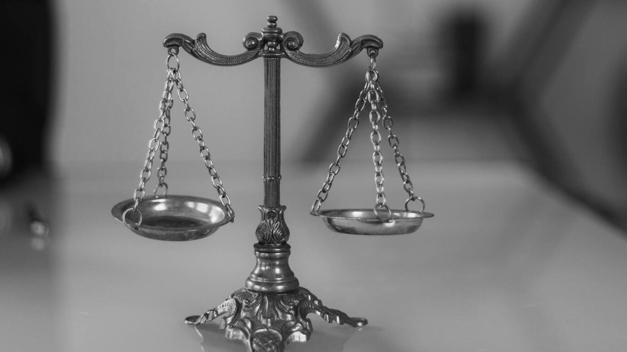 Полицейский помогал мужчинам пересечь границу за 5 тысяч евро