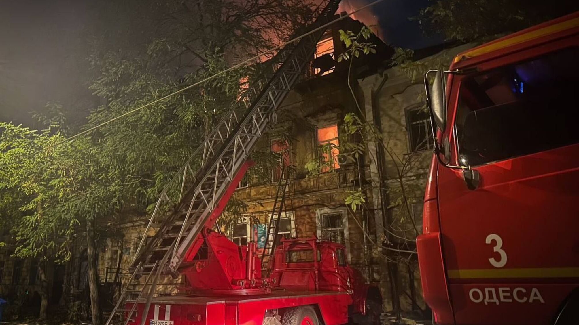 В городе после атаки повреждены дома, транспорт, храм и теплосеть