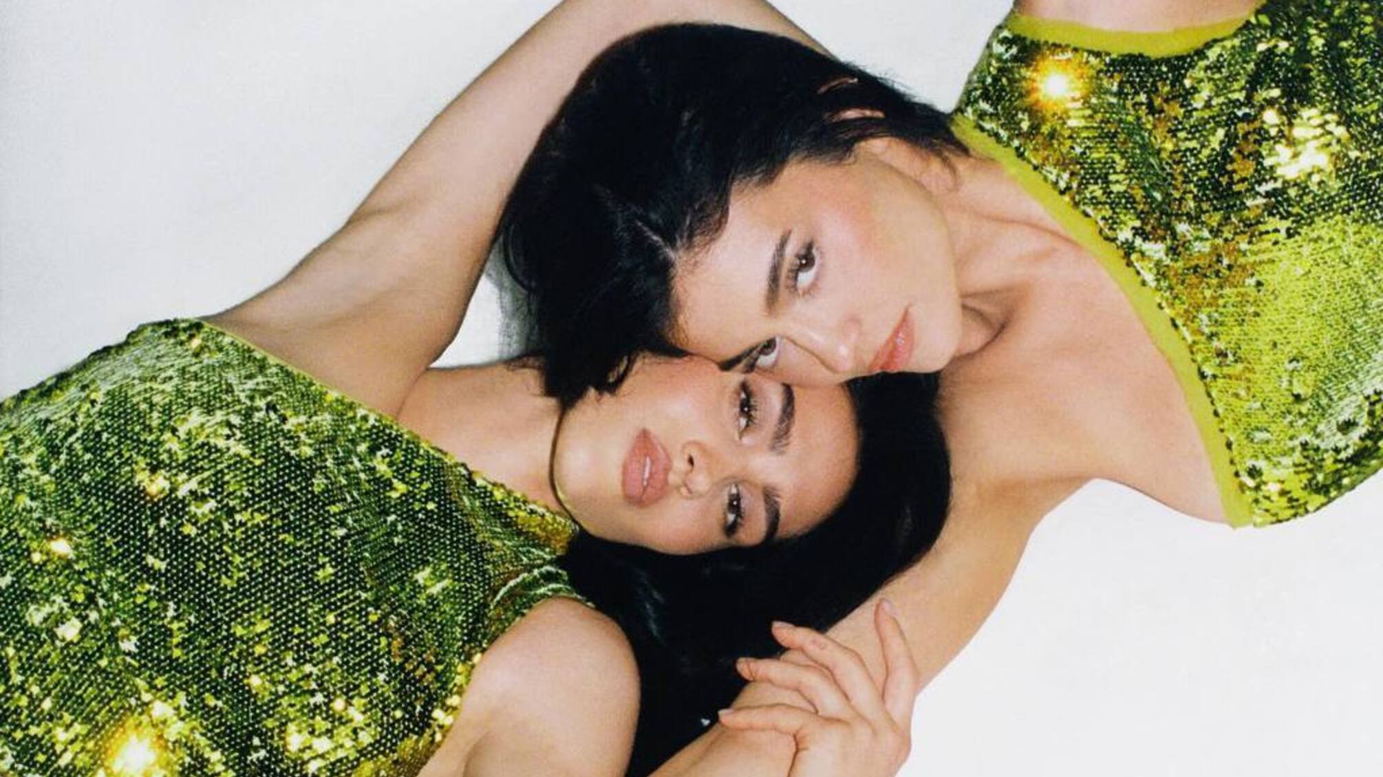 Звездный дуэт: Кайли Дженнер и Амелия Грей представили праздничную коллекцию Khy