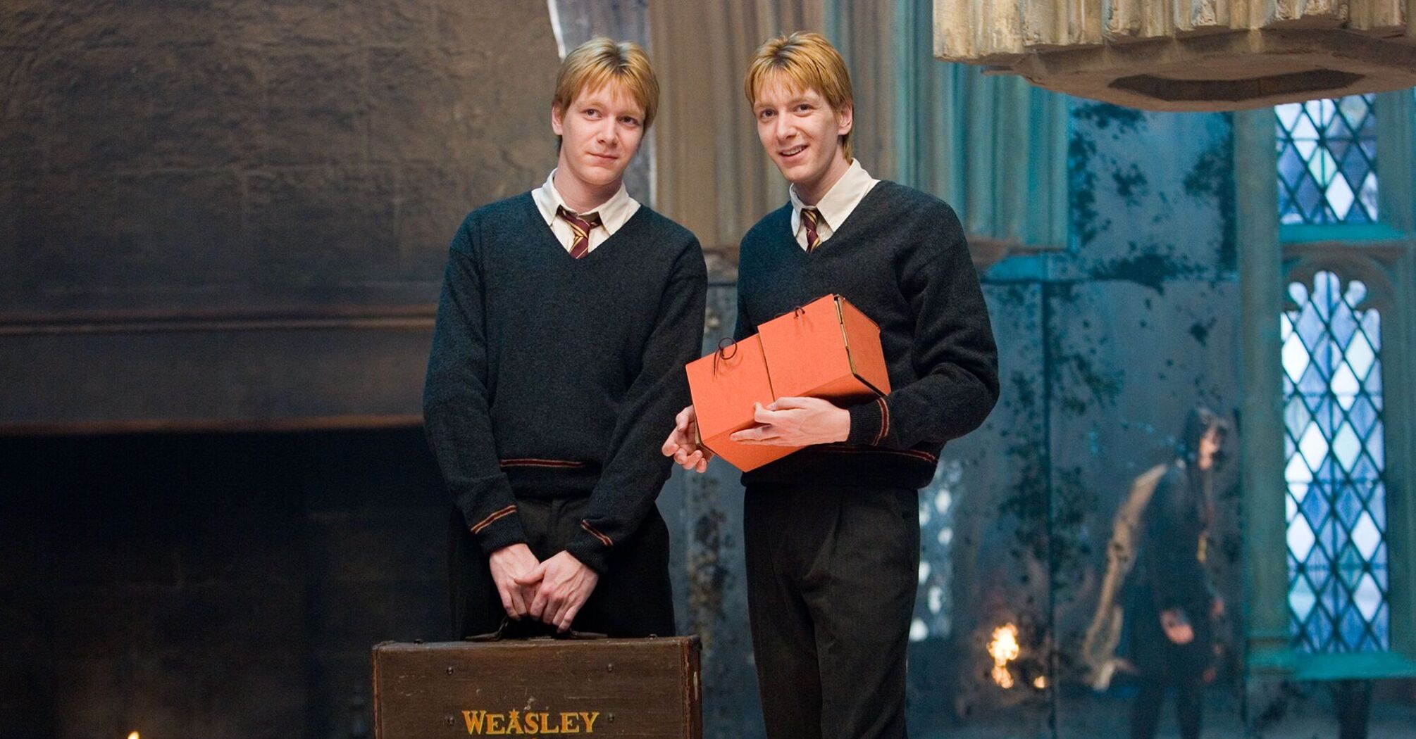 Ол оның көйлегін көтеріп, секс үшін оның артына орналасты. Марта Ла Крофт порно