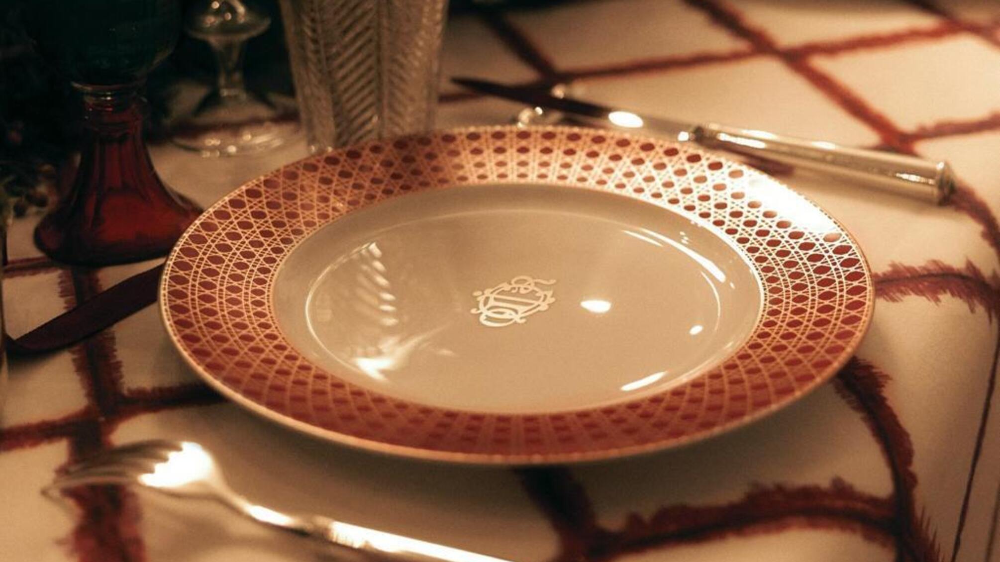 Dior Maison презентував святкову колекцію посуду з 24-каратним золотом