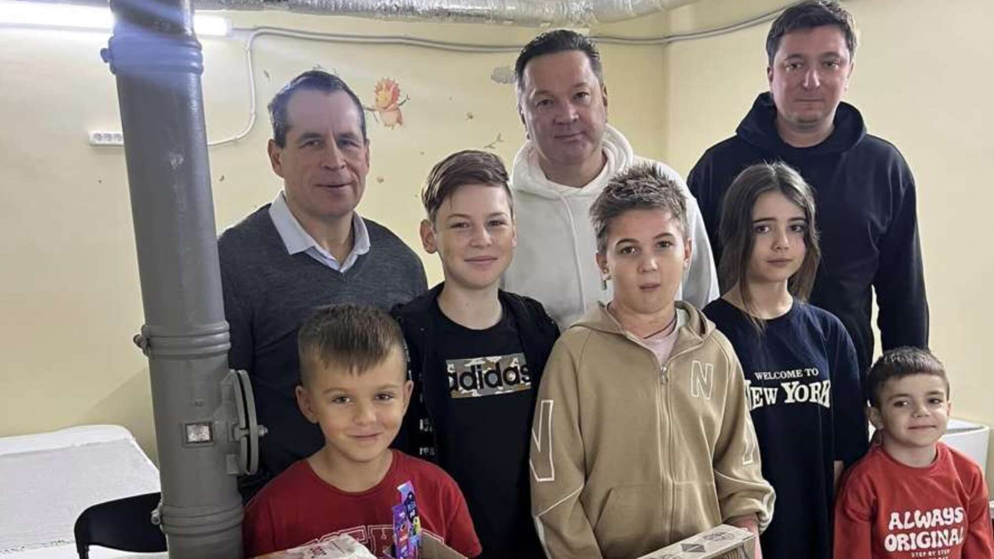 Игорь Корж и Алексей Юренко с маленькими пациентами