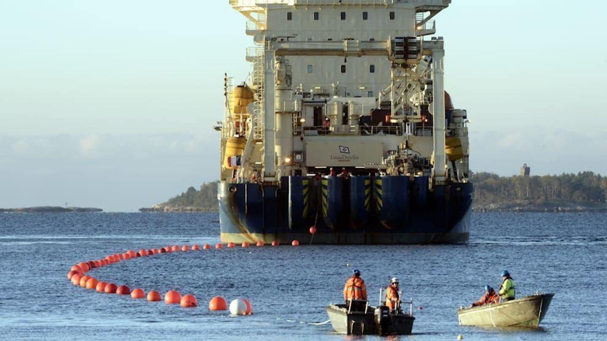Датский флот преследует подозрительное судно
