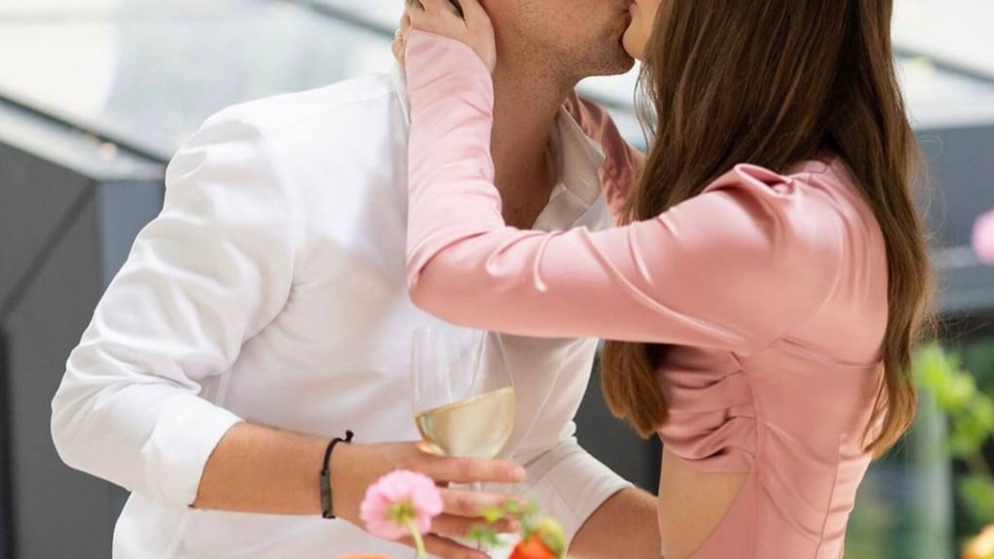 Владимир Остапчук подарил беременной жене люксовый автомобиль