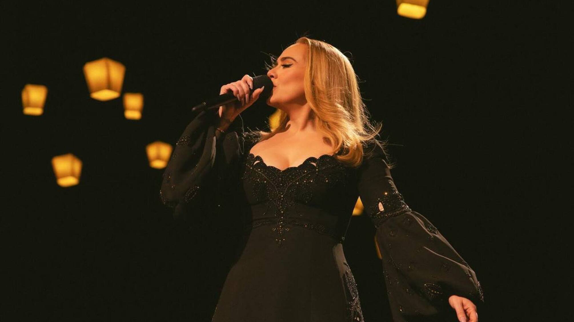 Адель покорила Лас-Вегас не только голосом, но и потрясающим образом в платье Chloe