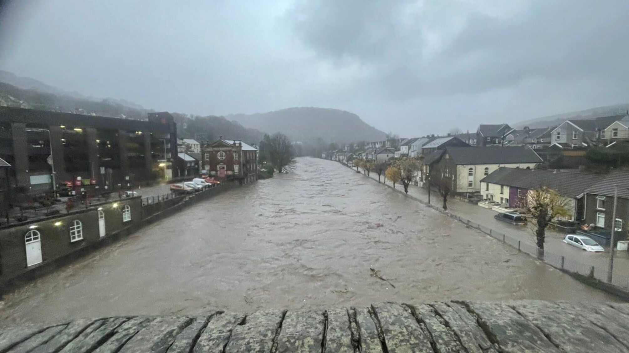 Ненастье ударило по Британии: снег, дожди и ветры остались без света десятки тысяч
