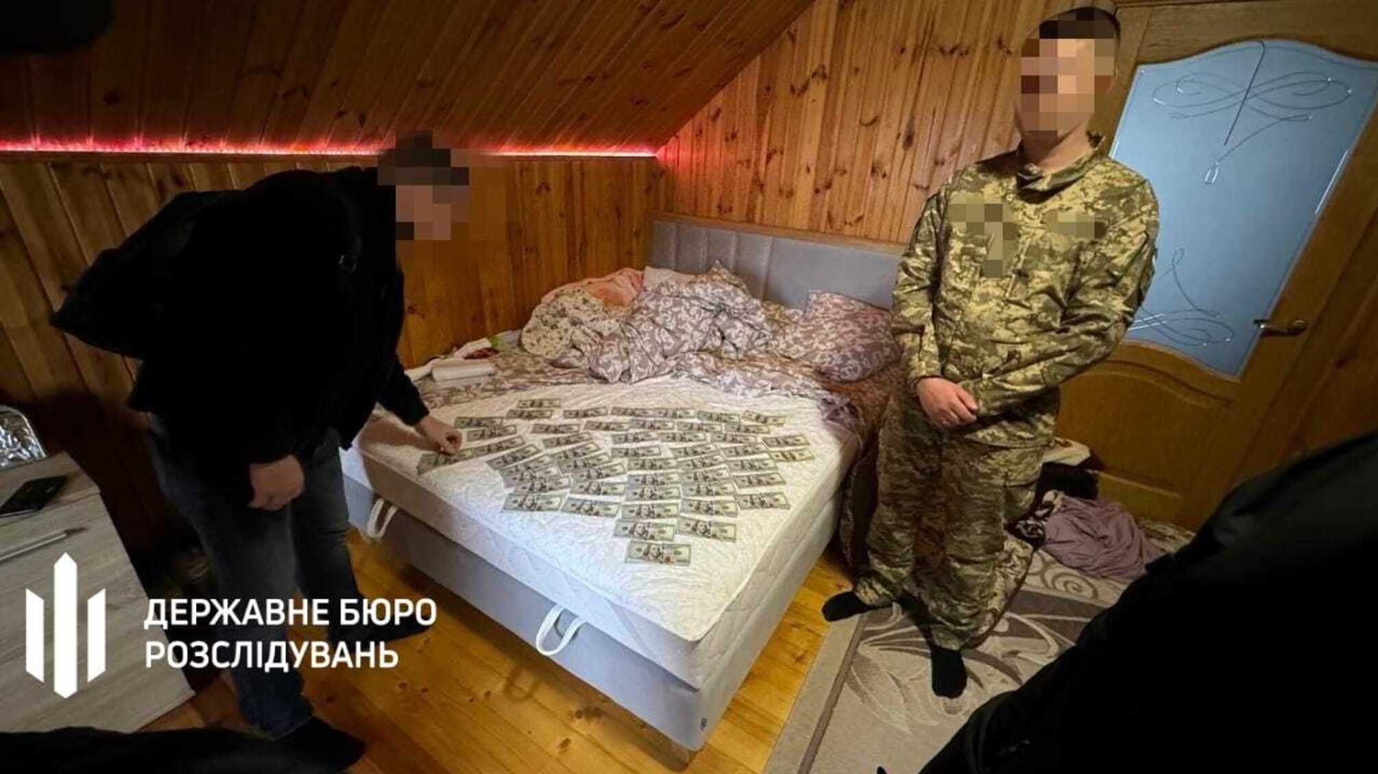 За $10 000 в Венгрию: в Закарпатье задержан правоохранитель за помощь ухилянтам