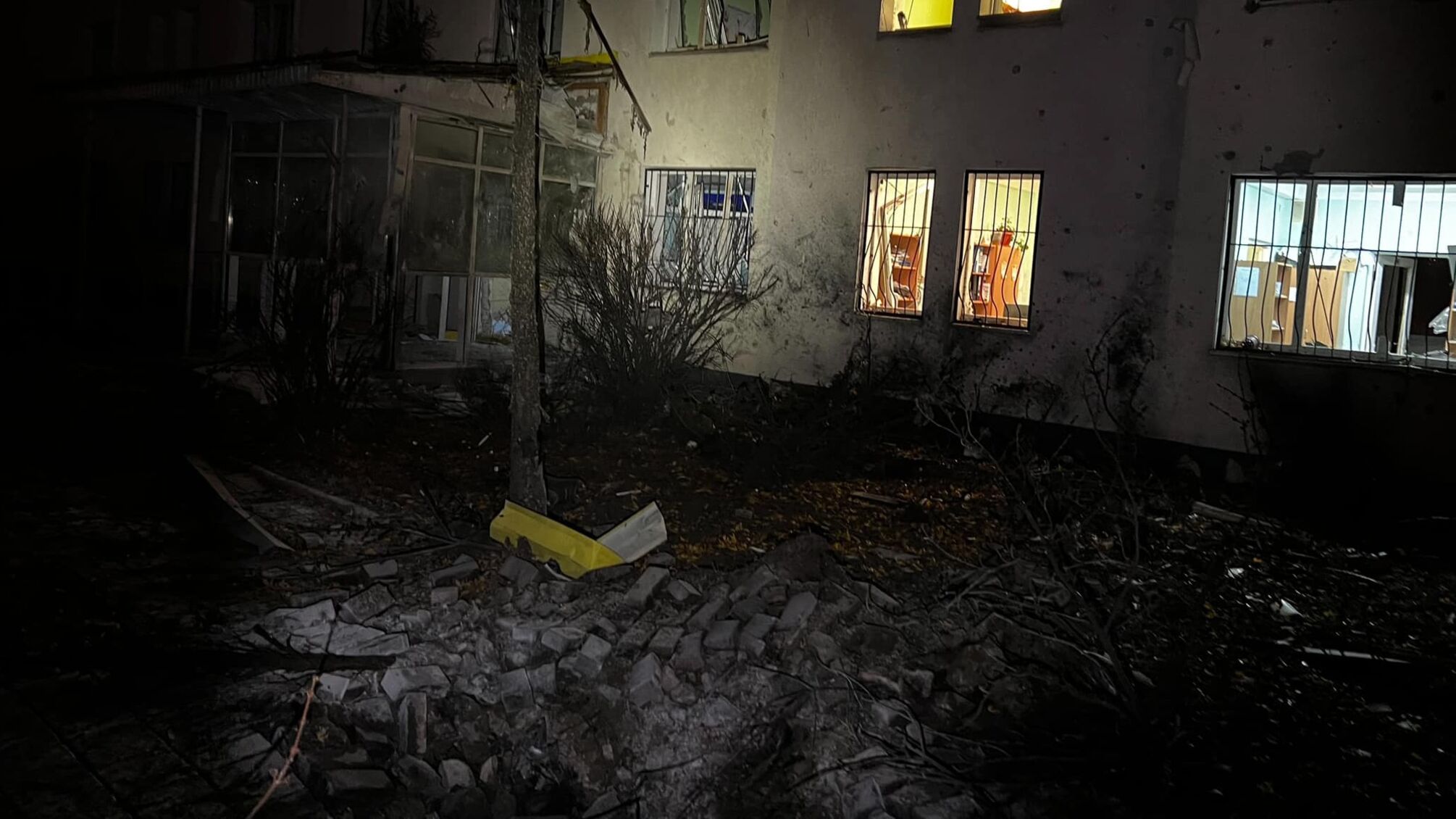 Вибухи в Києві: наслідки падіння уламків безпілотників у двох районах