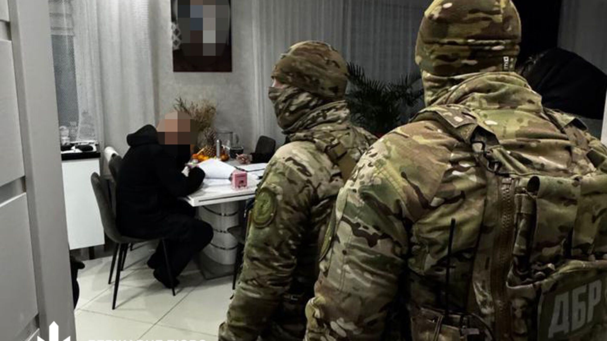 Разоблачена схема подделки бронирования для 454 человек на предприятии