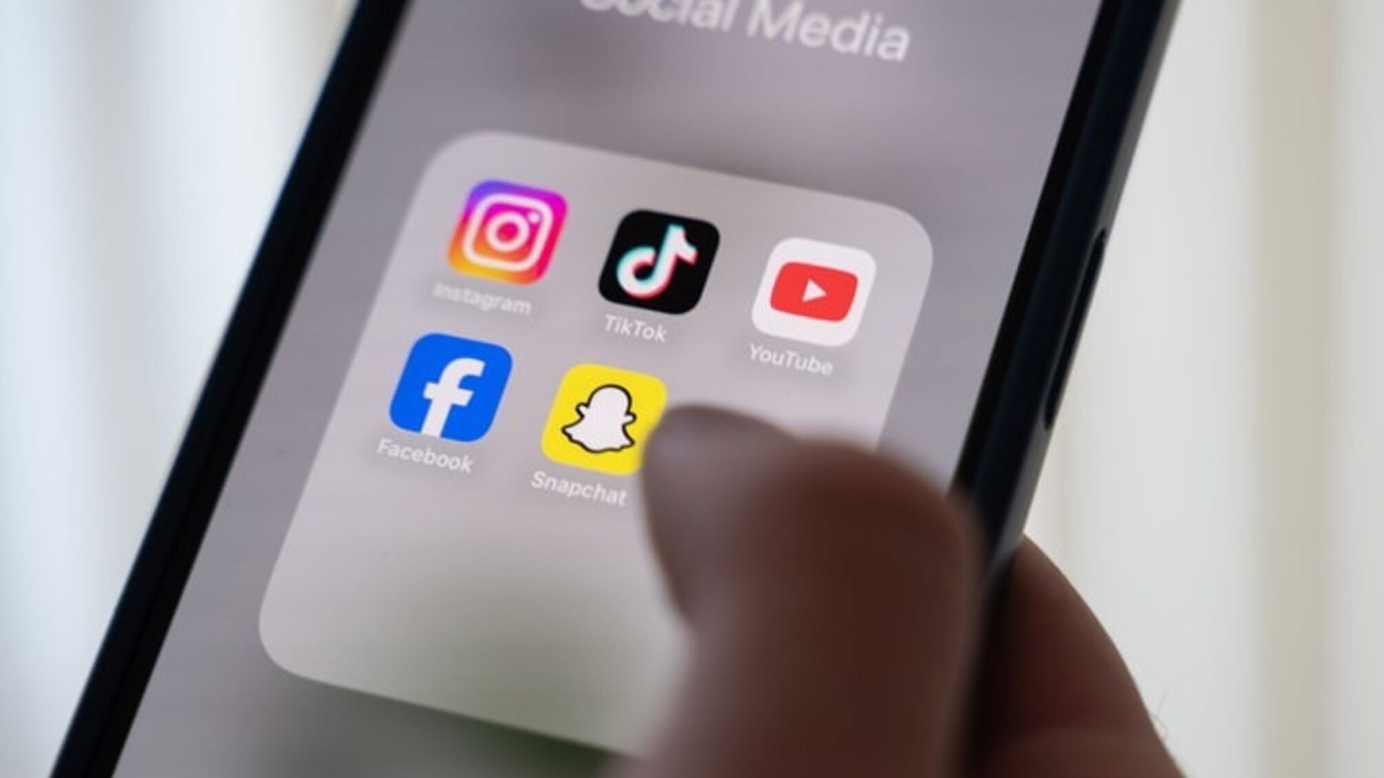 Австралия запретила соцсети для детей до 16 лет: причина