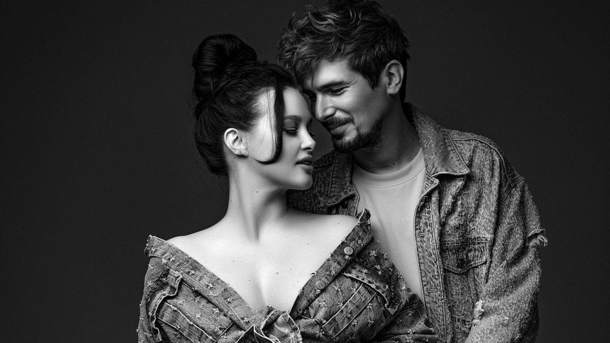 Юлія Сахневич опублікувала фото з вагітним животиком