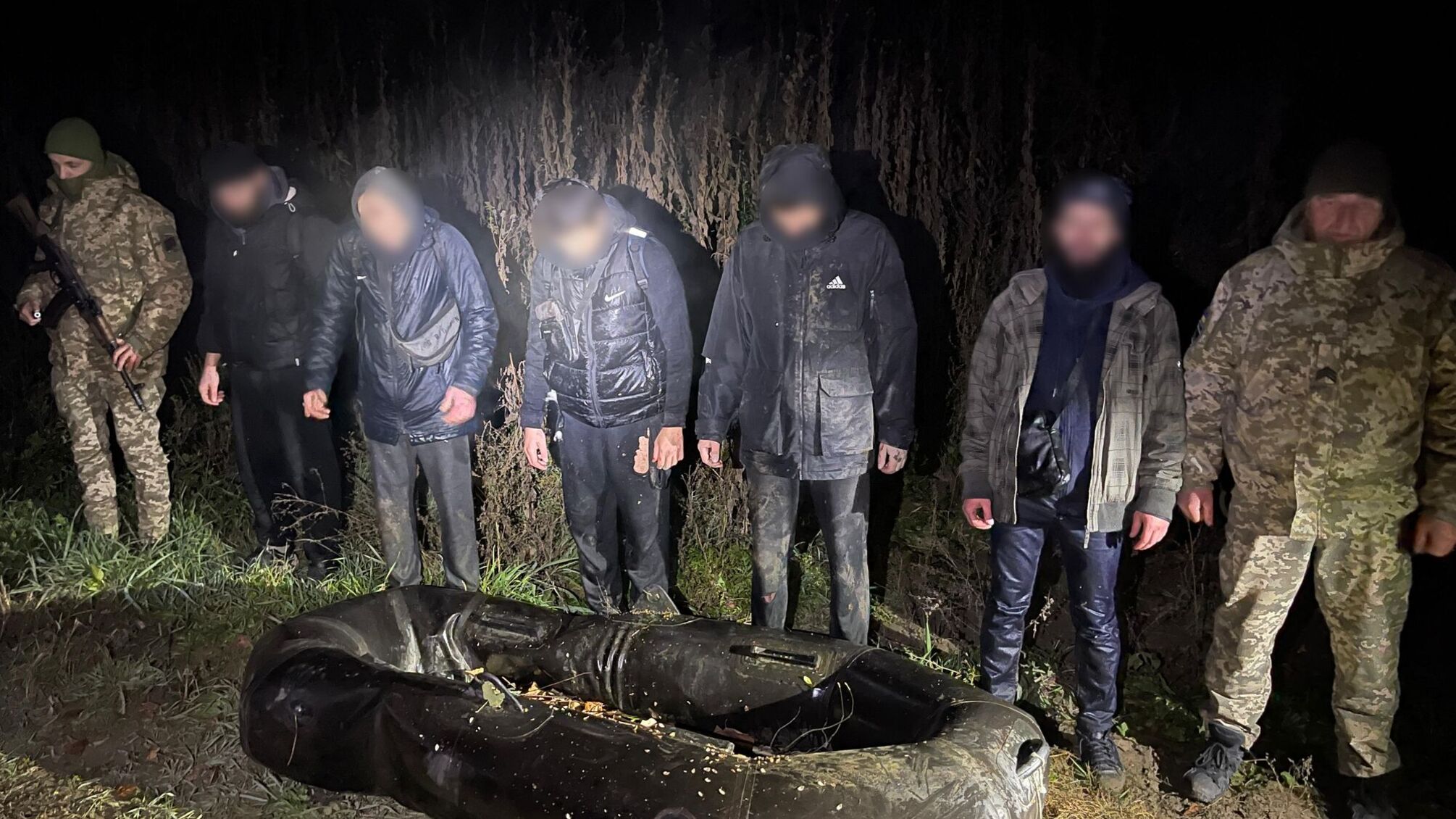 П’ятеро чоловіків намагалися перетнути кордон у двомісному човні