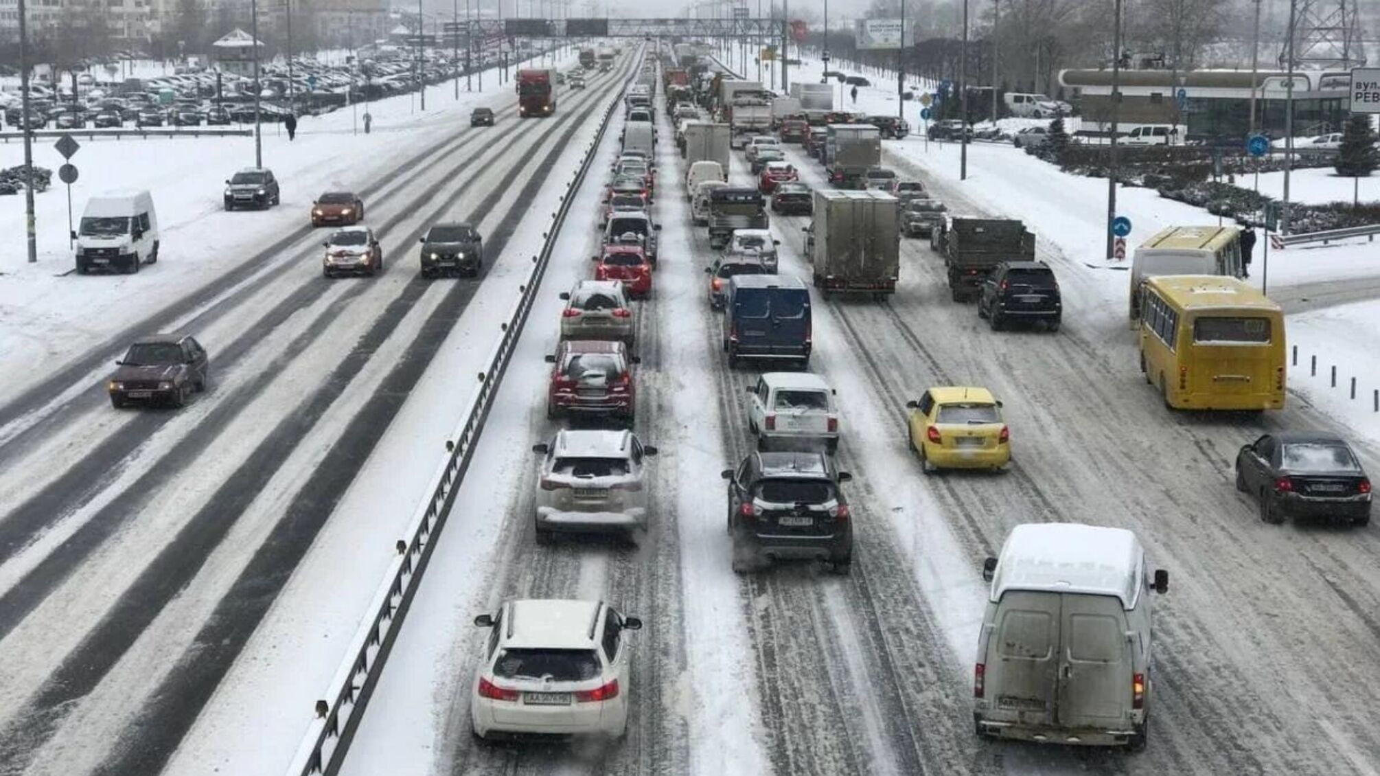 Сніг і дощ скували Київ: затори сягають кілька кілометрів