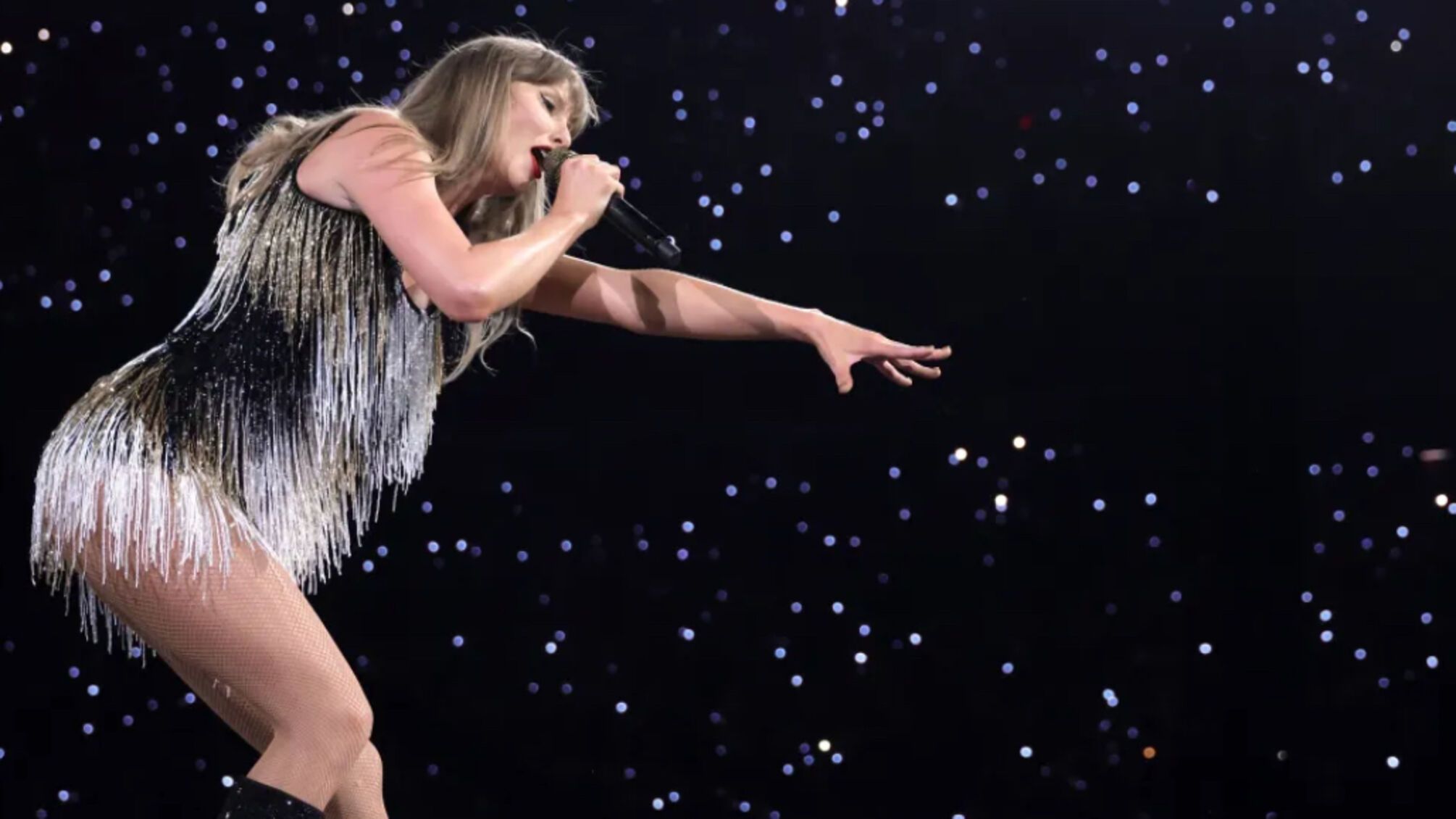 Тур Тейлор Свіфт “Eras Tour” встановив історичний рекорд, заробивши понад 2 мільярди доларів