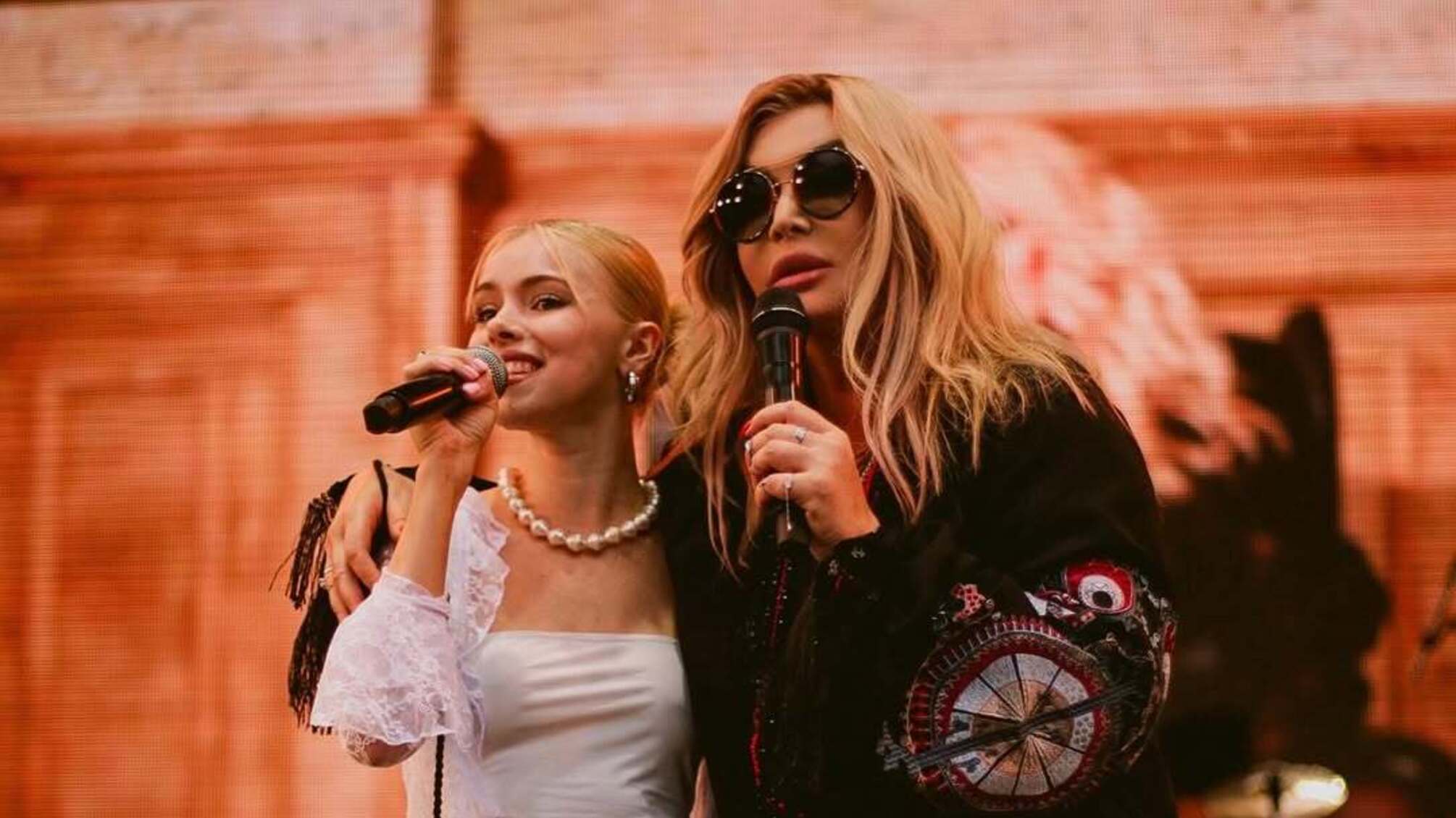 Ірина Білик повертає свій хіт 'Девочка' у дуеті з українським звучанням