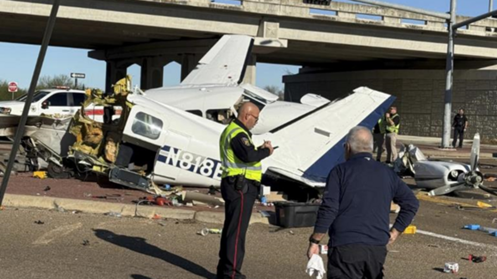 В Техасе самолет совершил аварийную посадку на дороге, пострадали четыре человека