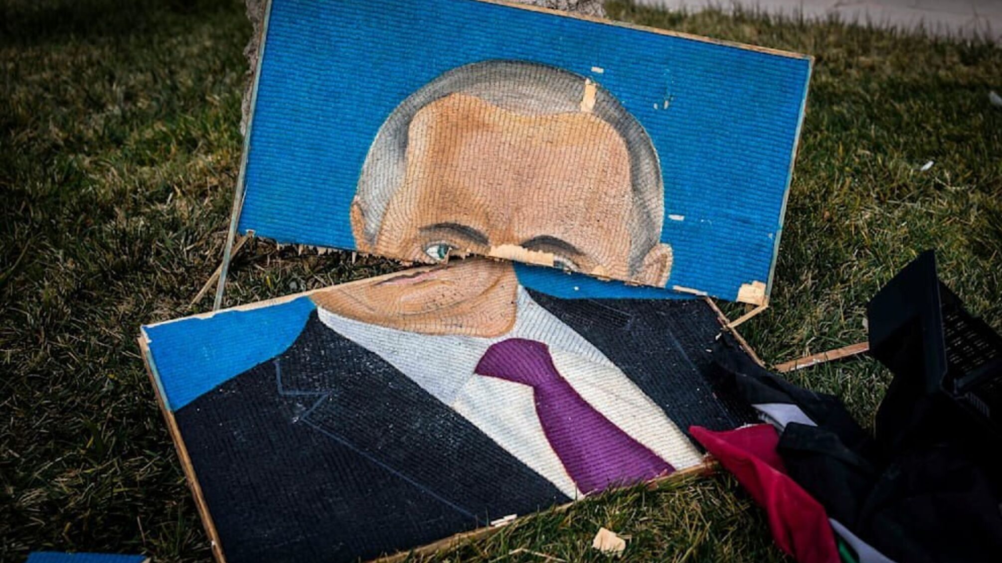 Разбит портрет путина и пепел роскоши: репортеры показали, что осталось от дворца Асада после его бегства