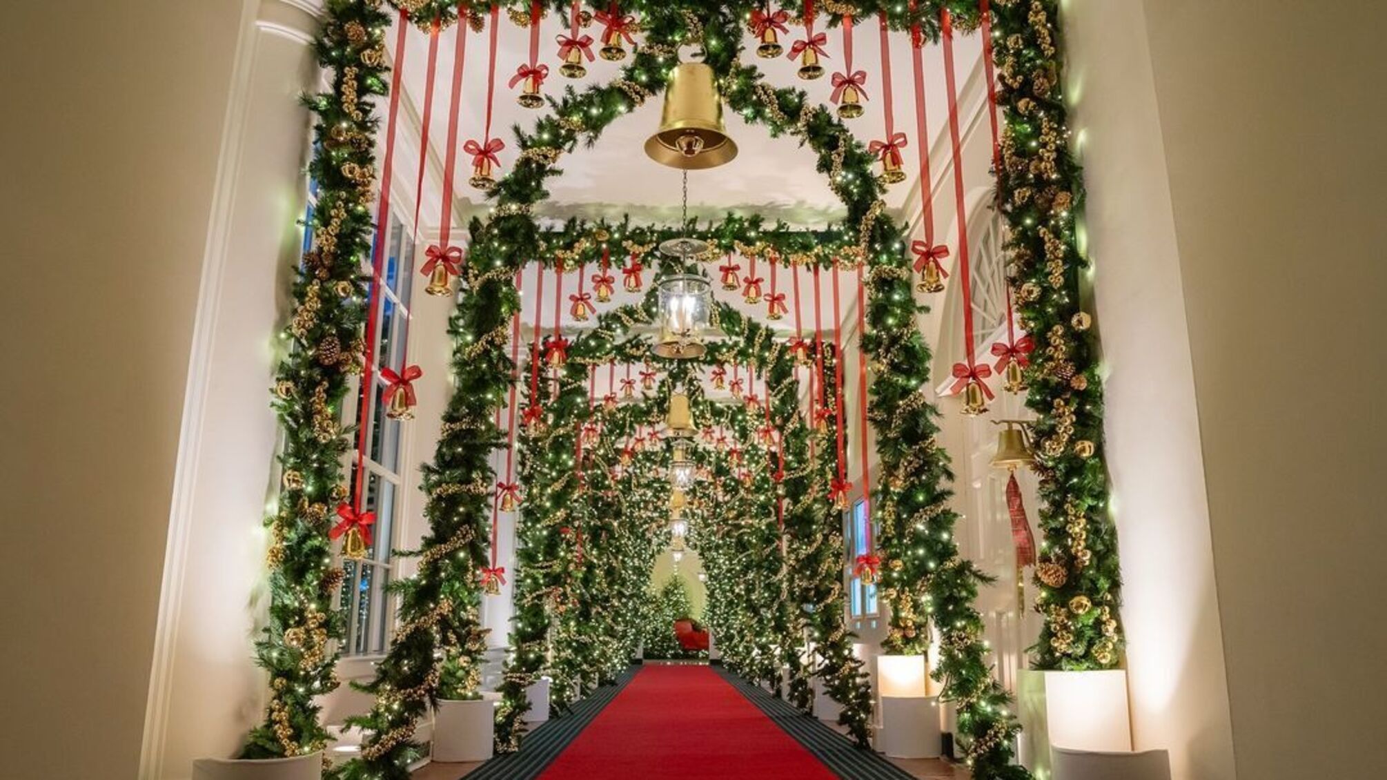 83 елки и 28 тысяч украшений: как к Рождеству украсили Белый дом