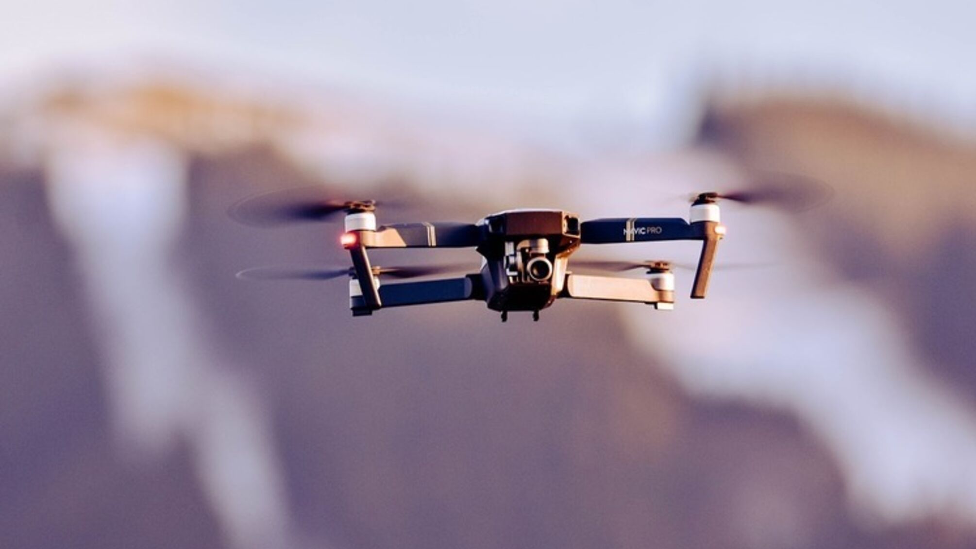 Загадочные полеты дронов в США и Великобритании: правительство ищет ответы