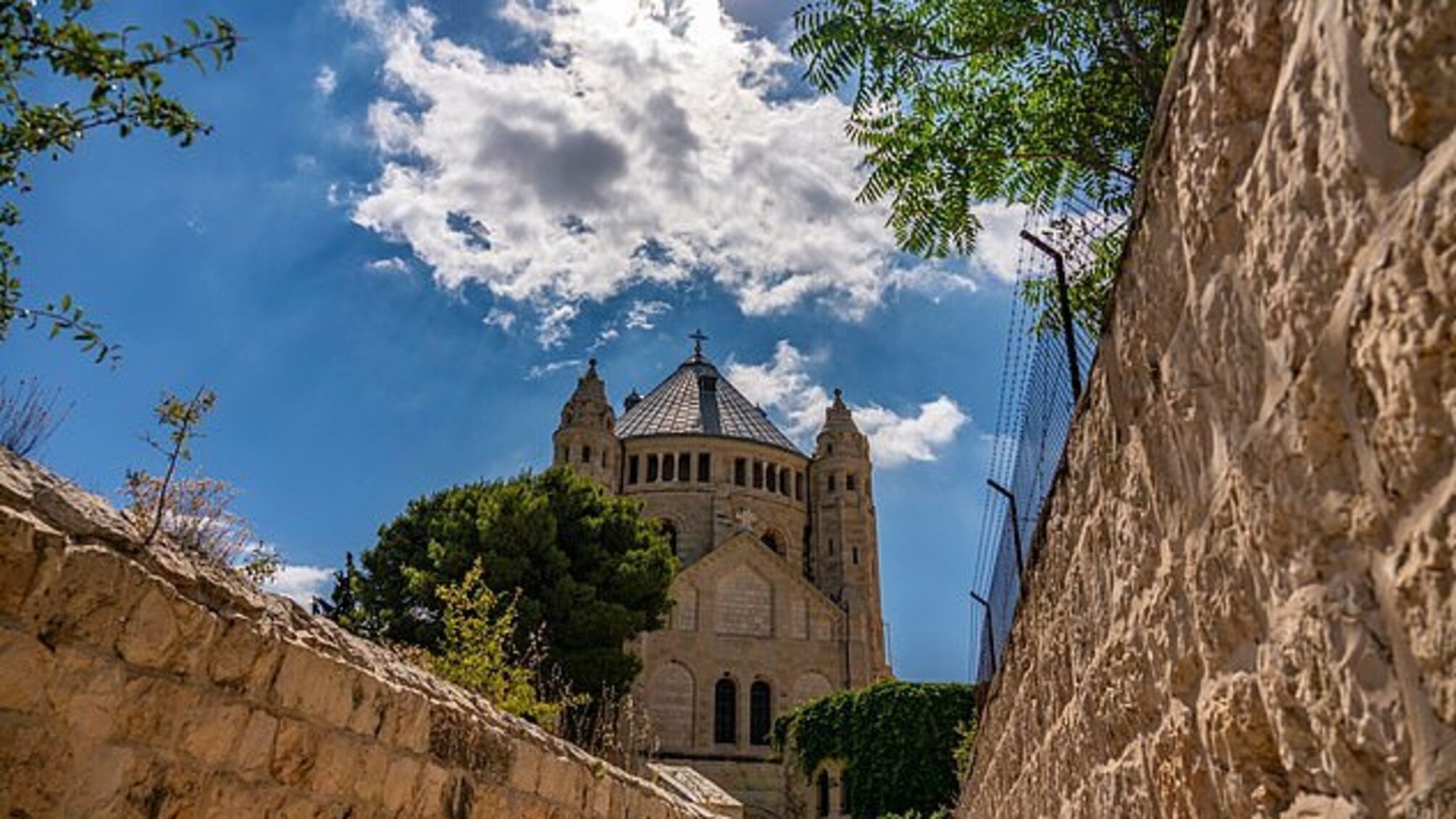 Археологи в Ізраїлі знайшли унікальний осколок чаші з загадковим написом