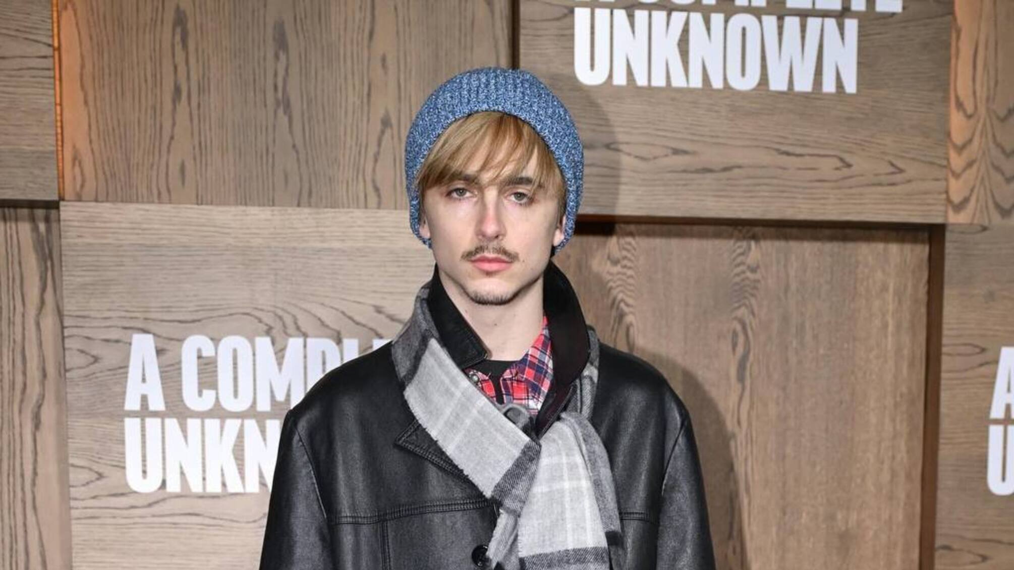 Тімоті Шаламе повторив образ Боба Ділана на прем'єрі фільму 'Досконалий незнайомець' у Нью-Йорку.