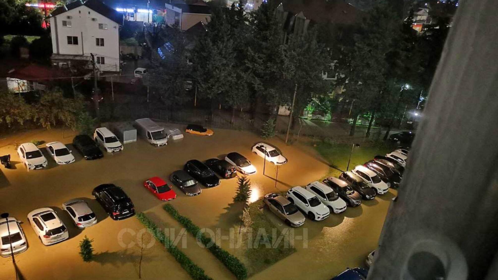 У Сочі почався потоп: річка Герота вийшла з берегів, затоплено будинки