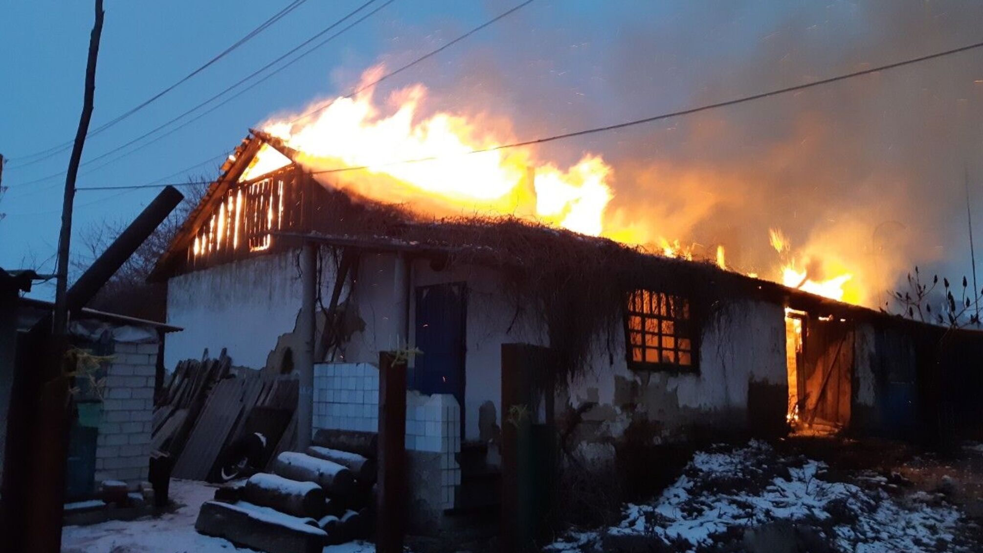 У Володимирівці мати врятувала дітей із палаючого будинку