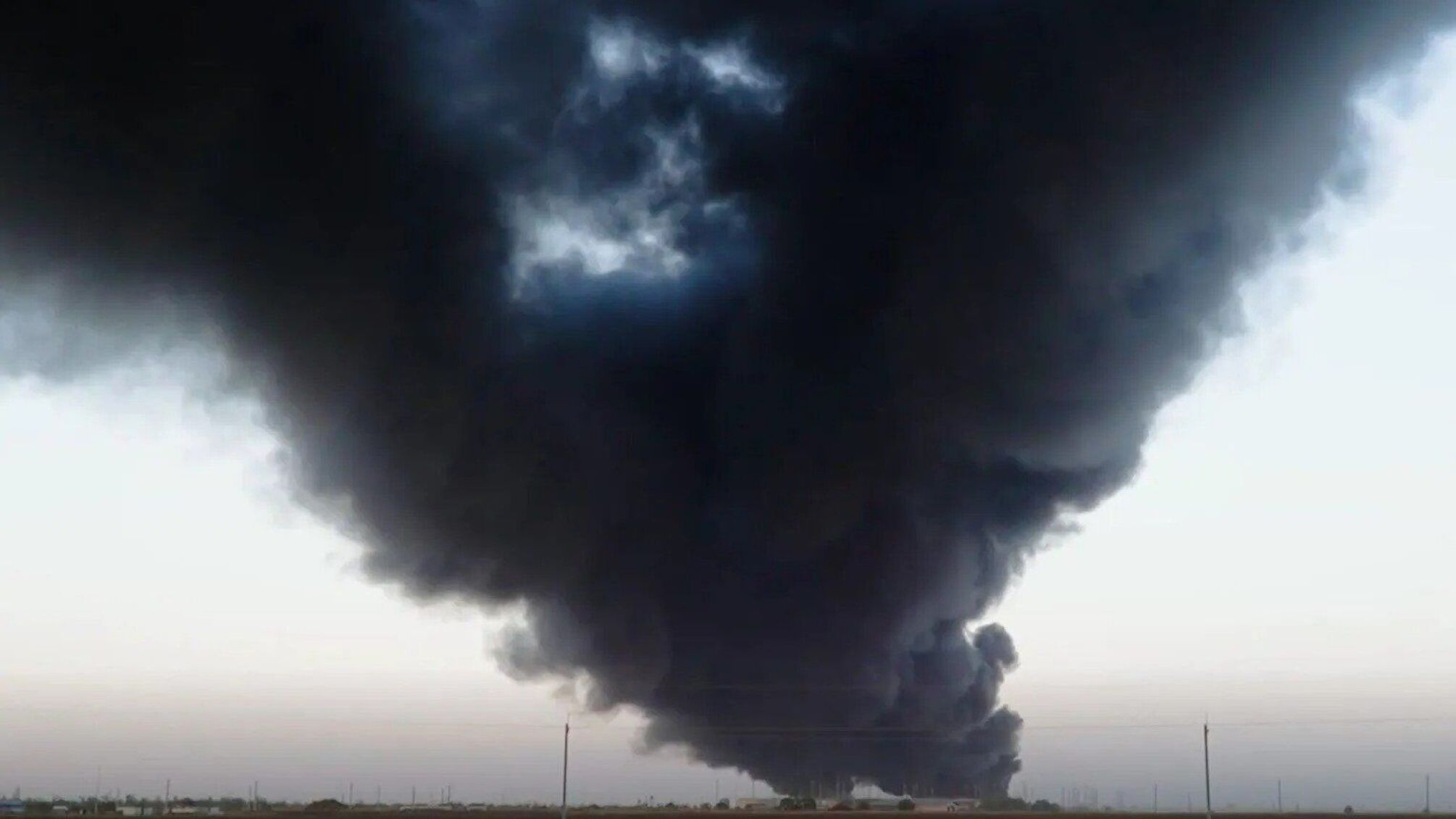 Пожежа на НПЗ та заяви російського ППО про 'збиті' БПЛА