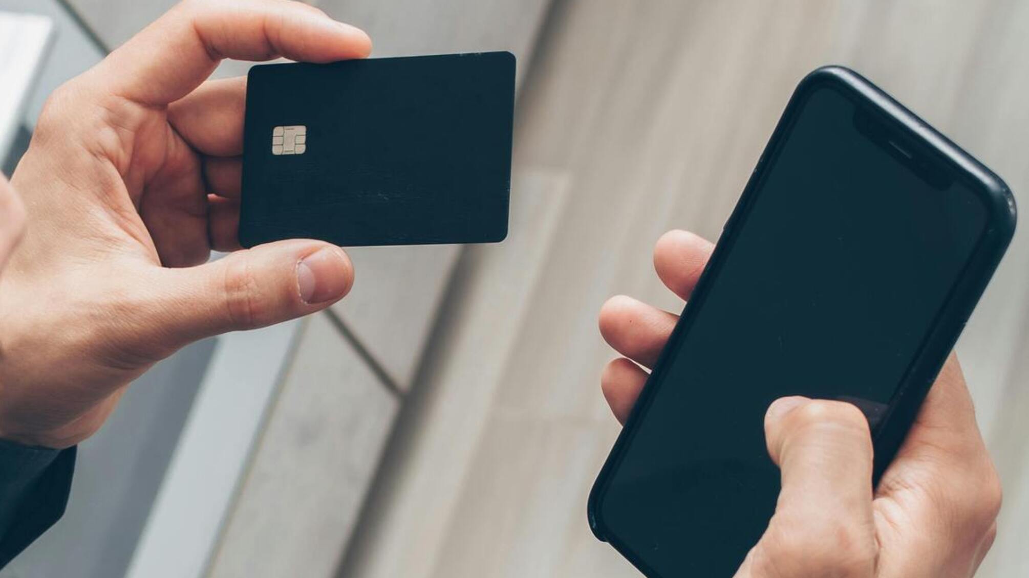 Женщина обворовала знакомого после застолья