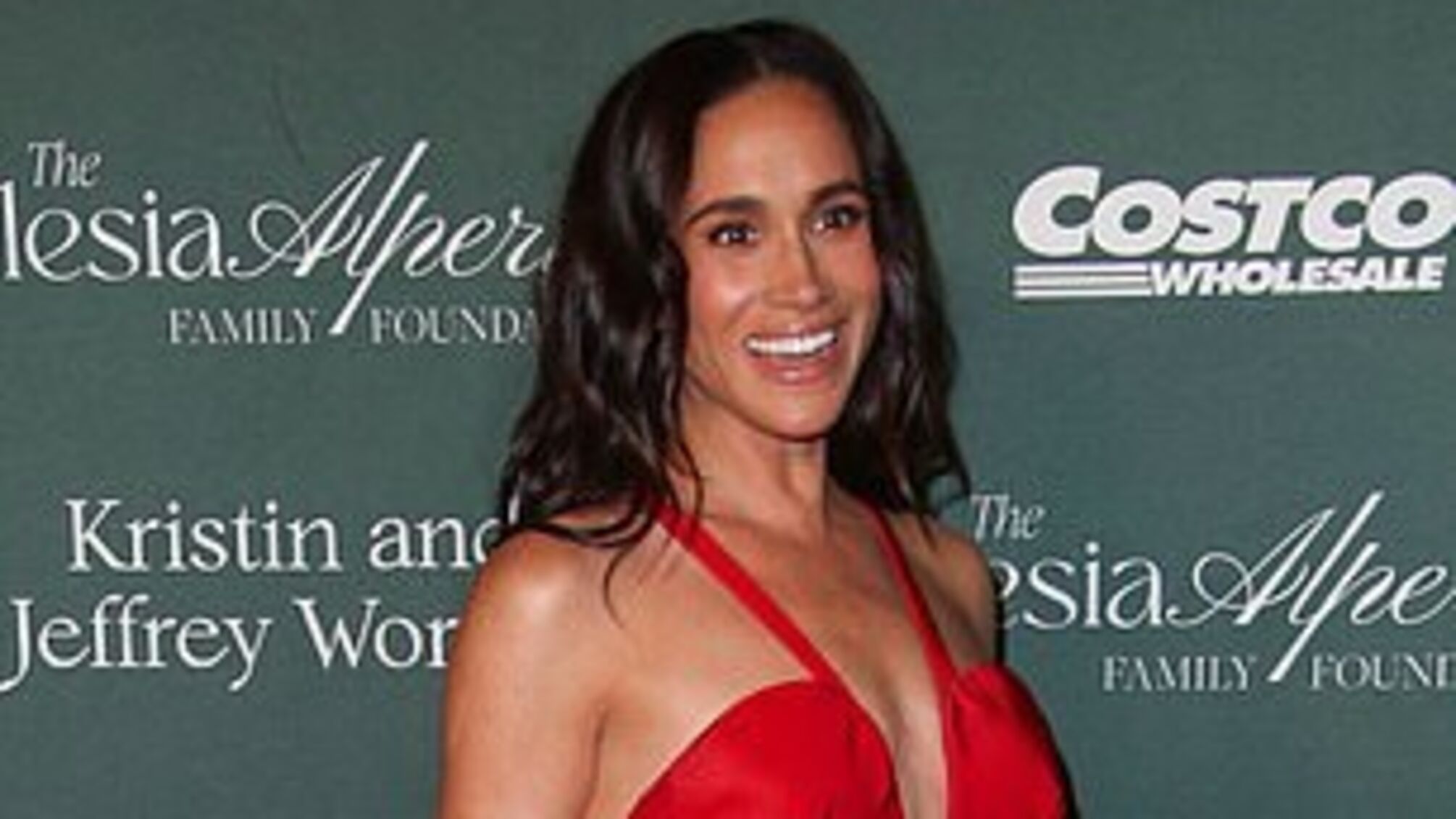 Секрет успіху червоних образів Меган Маркл