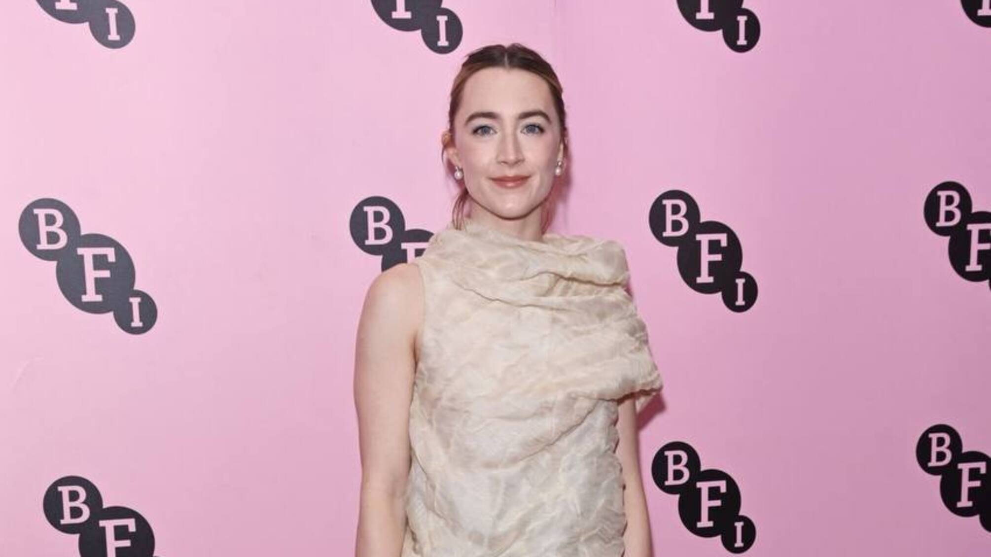 Серна Ронан выбрала для красной дорожки необычный образ, дополнив ассиметричное платье стильными брюками.