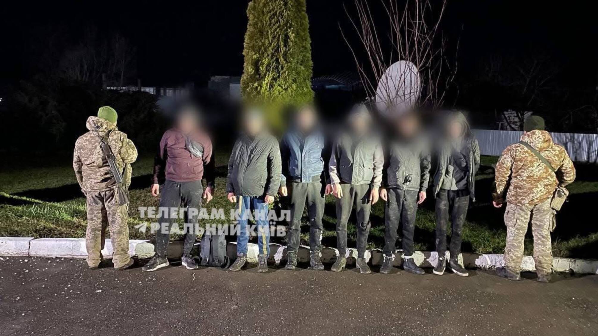 Без човнів і з ризиком: прикордонники зупинили шістьох 'мандрівників' біля кордону