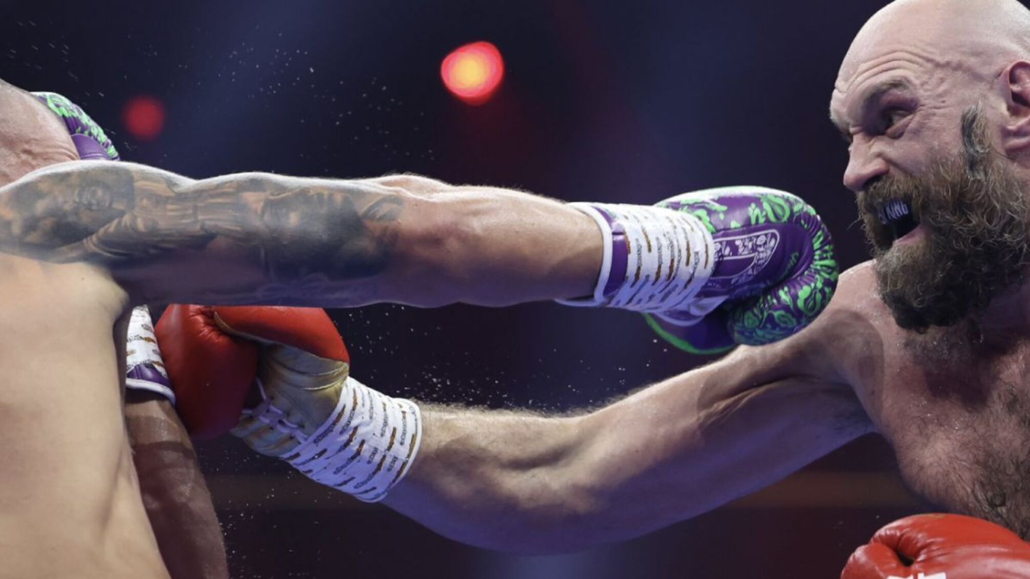 Усик захистив титули у напруженому реванші з Ф'юрі