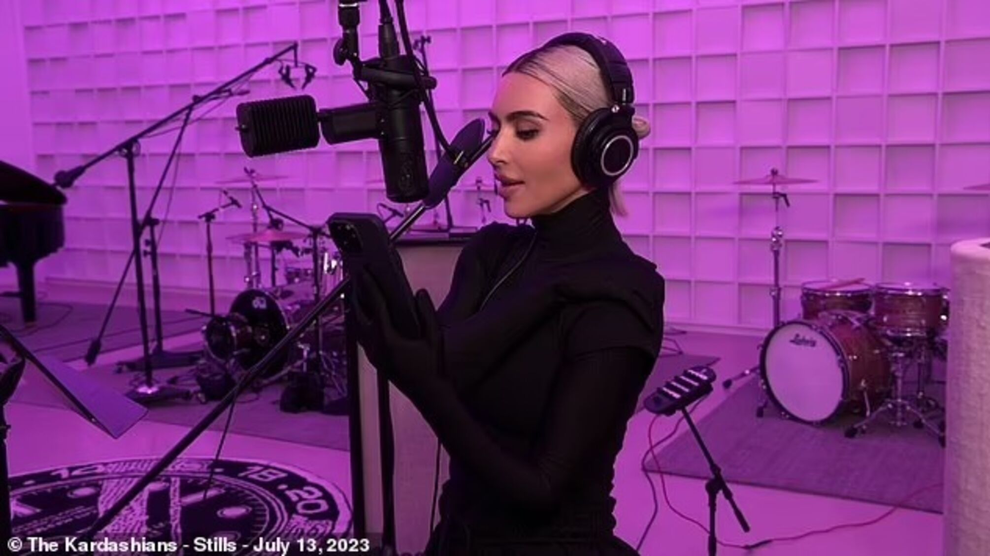 Рождественский альбом семьи Кардашьян: текила, смех и песня Santa Baby от Ким