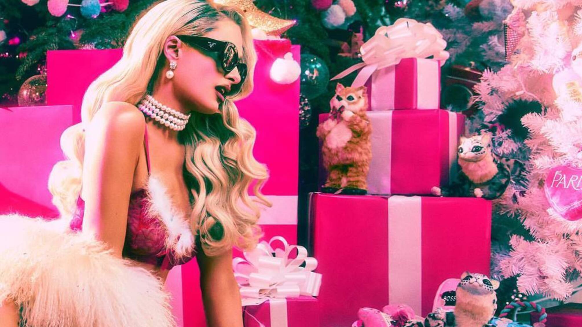 Періс Гілтон роздяглася для різдвяної листівки