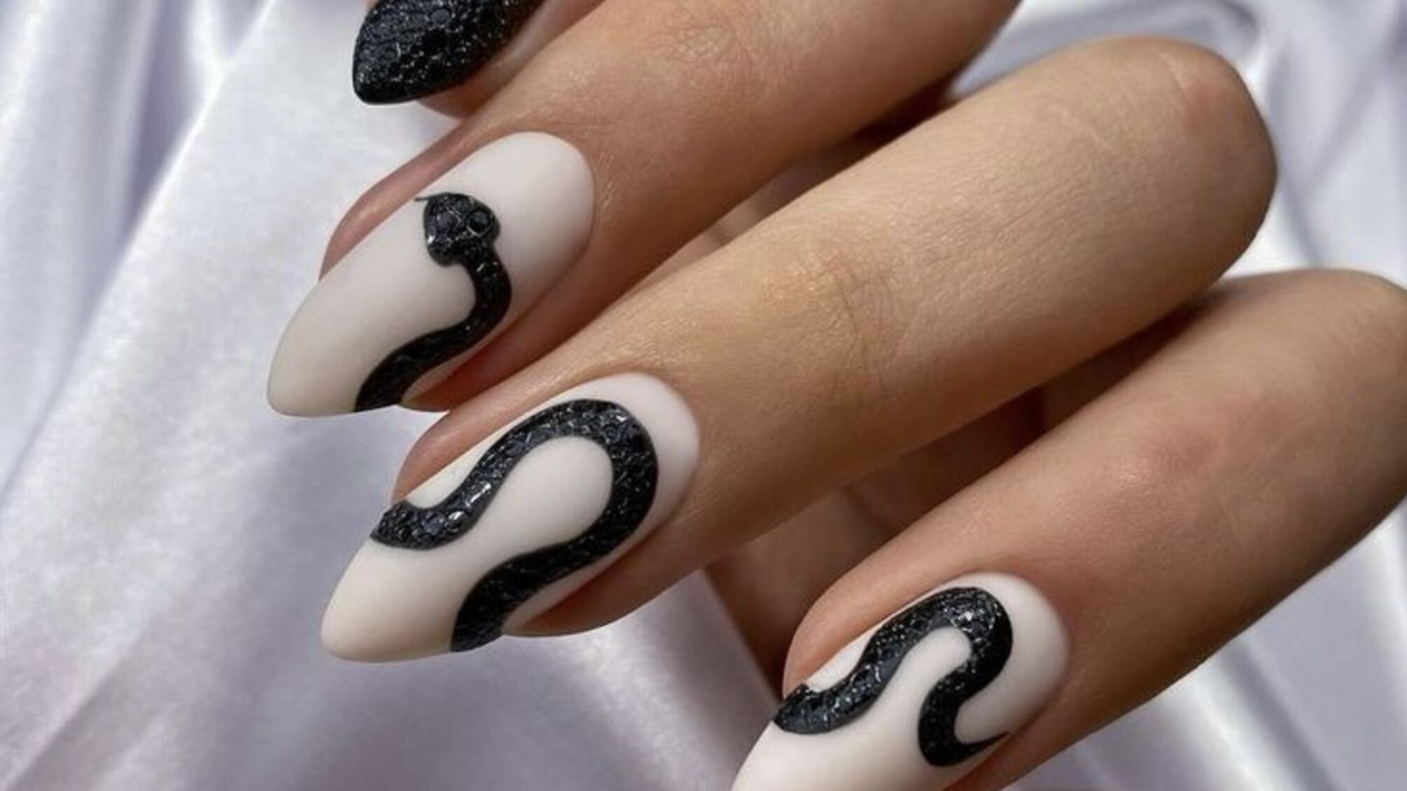 Вражаючий манікюр для святкової ночі