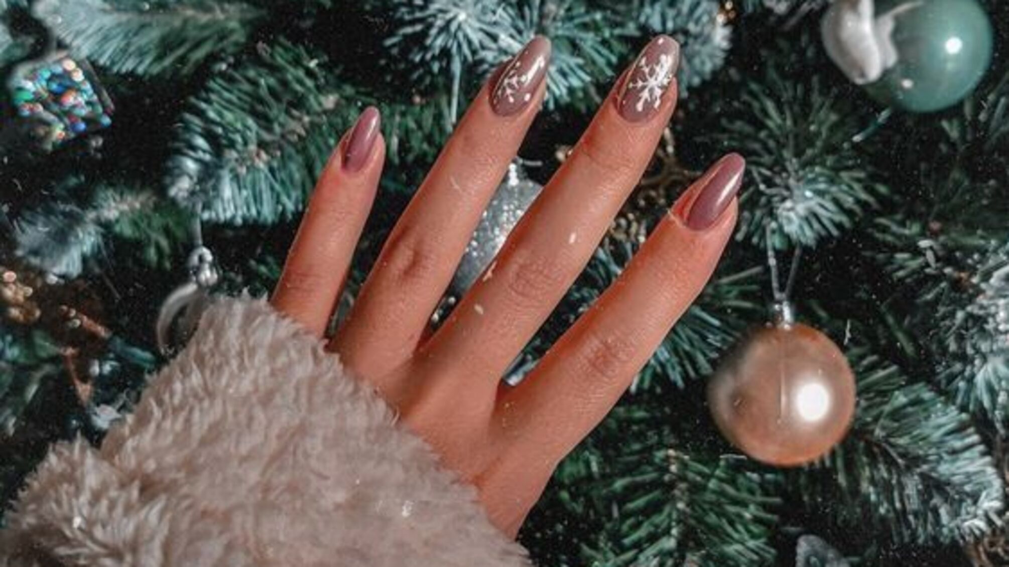 Праздничный маникюр: модные цвета и дизайны для встречи Нового года