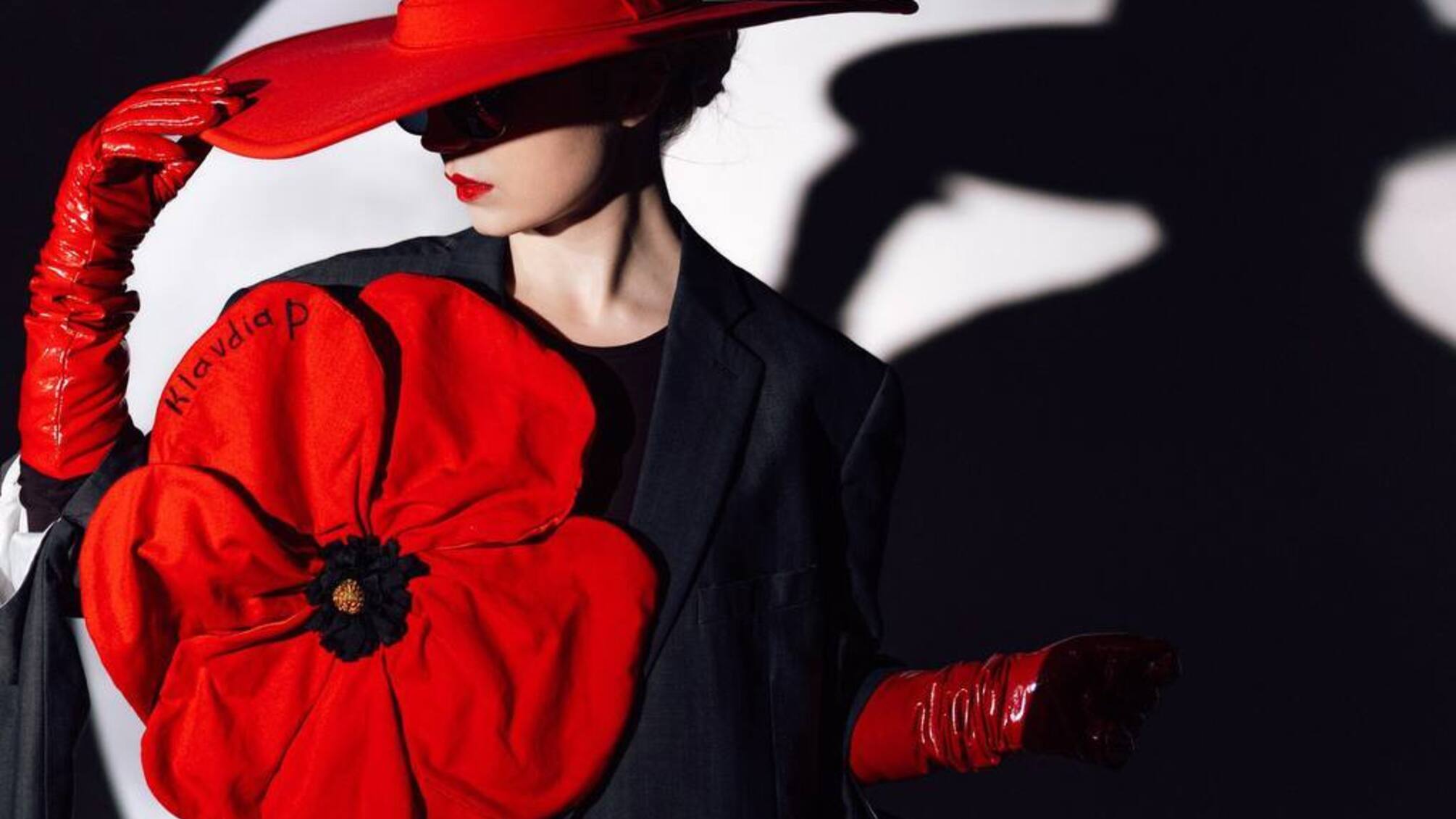 Свежие фото Клавдии Петровны: шляпа, очки и красный цветок