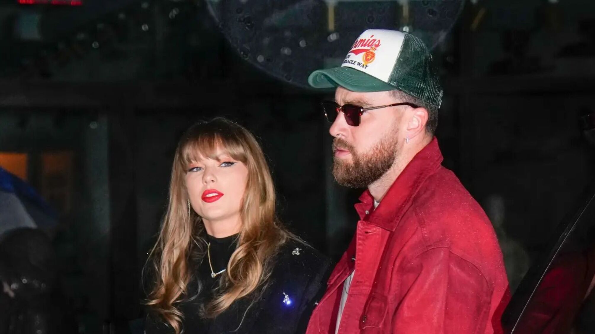 Элегантный стиль и романтика: Тейлор Свифт и Трэвис Келс вместе в дождливый вечер