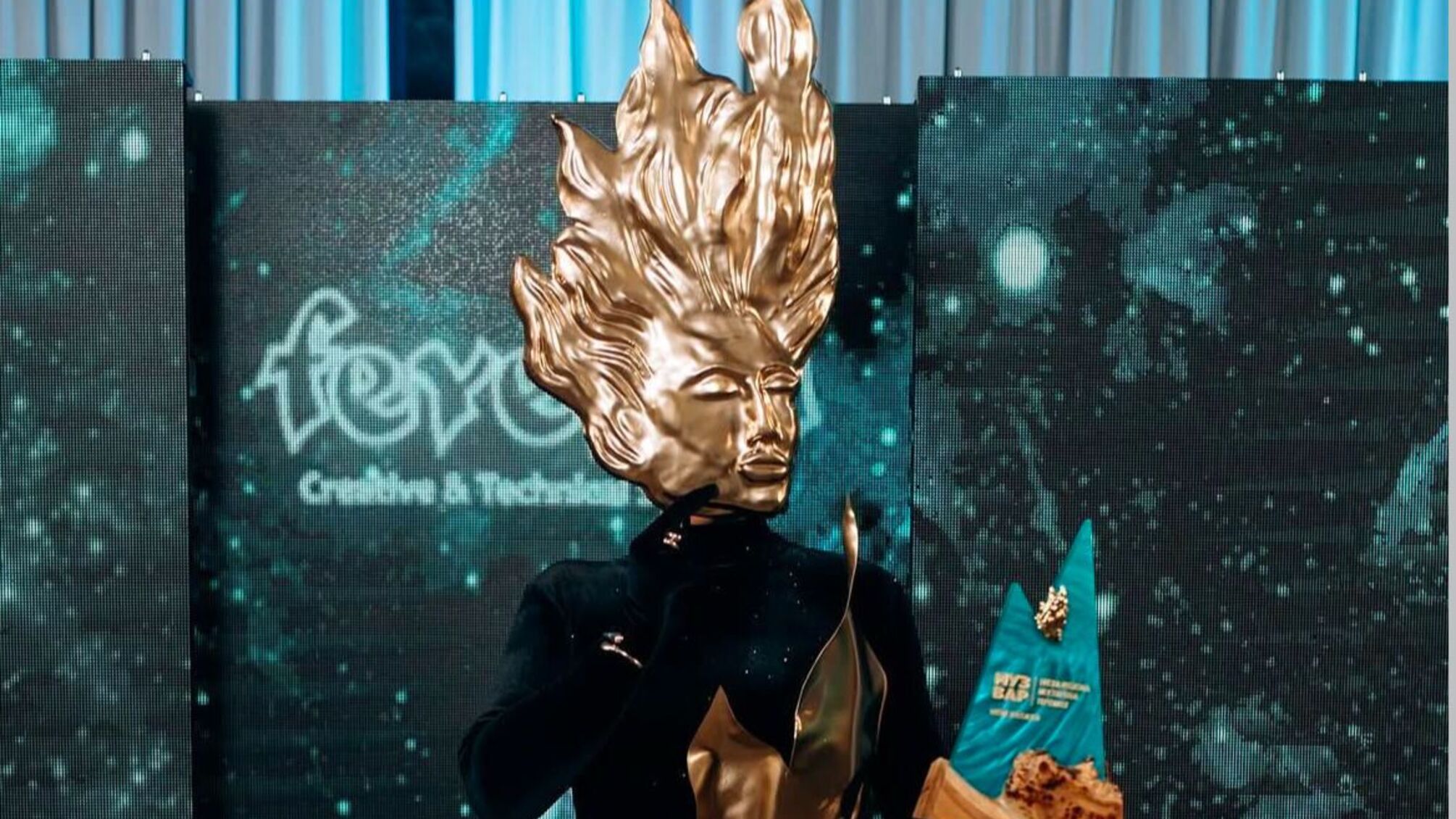 Украинская дизайнер Алина Гниденко представила образ для премии MUZVAR